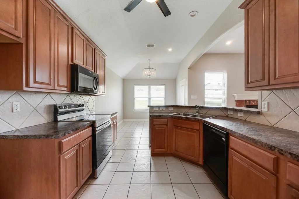 Single Family Residence For Sale in Tarrant County , 1517 White Willow Lane, Arlington, Texas 76002, 3 Bedroom, 2 Bathroom, 2 Garage spaces, 1,914 Sqft, built in 2008, mls#21364122, Real Estate Agent in Arlington, Homes For Sale in Tarrant county, Homes For Sale in Arlington, Realtor in Arlington Texas, Real Estate Brokerage Independent Realty Texas, Luminita Cordes Realtor