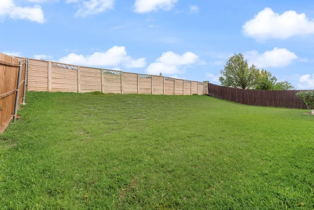 Single Family Residence For Sale in Tarrant County , 1517 White Willow Lane, Arlington, Texas 76002, 3 Bedroom, 2 Bathroom, 2 Garage spaces, 1,914 Sqft, built in 2008, mls#21364122, Real Estate Agent in Arlington, Homes For Sale in Tarrant county, Homes For Sale in Arlington, Realtor in Arlington Texas, Real Estate Brokerage Independent Realty Texas, Luminita Cordes Realtor