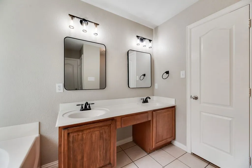 Single Family Residence For Sale in Tarrant County , 1517 White Willow Lane, Arlington, Texas 76002, 3 Bedroom, 2 Bathroom, 2 Garage spaces, 1,914 Sqft, built in 2008, mls#21364122, Real Estate Agent in Arlington, Homes For Sale in Tarrant county, Homes For Sale in Arlington, Realtor in Arlington Texas, Real Estate Brokerage Independent Realty Texas, Luminita Cordes Realtor