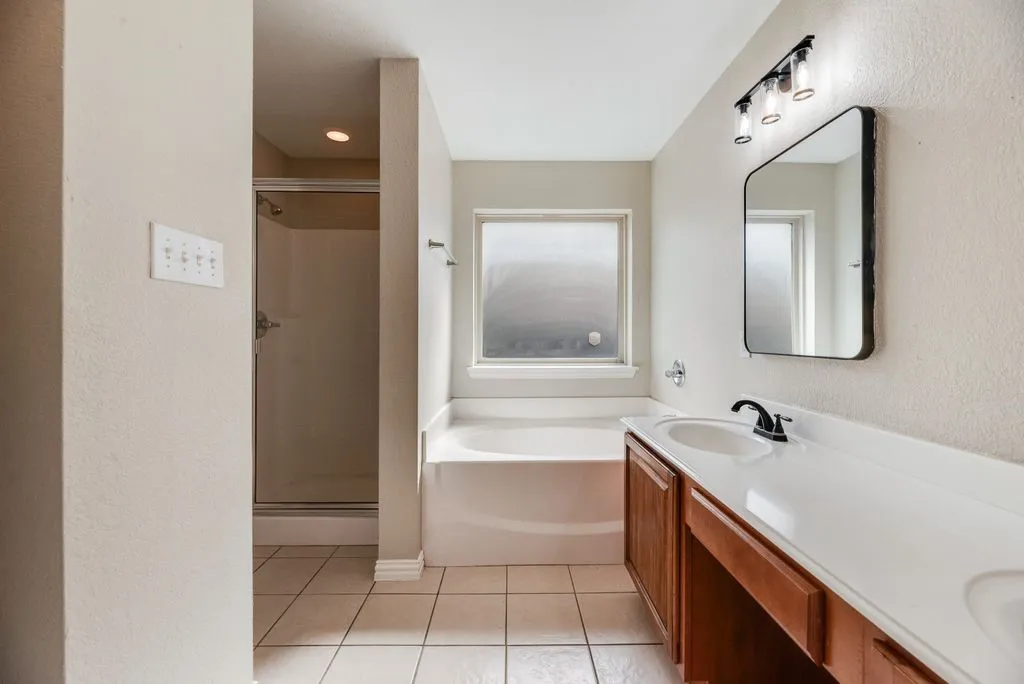 Single Family Residence For Sale in Tarrant County , 1517 White Willow Lane, Arlington, Texas 76002, 3 Bedroom, 2 Bathroom, 2 Garage spaces, 1,914 Sqft, built in 2008, mls#21364122, Real Estate Agent in Arlington, Homes For Sale in Tarrant county, Homes For Sale in Arlington, Realtor in Arlington Texas, Real Estate Brokerage Independent Realty Texas, Luminita Cordes Realtor