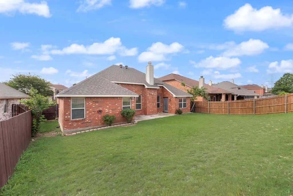 Single Family Residence For Sale in Tarrant County , 1517 White Willow Lane, Arlington, Texas 76002, 3 Bedroom, 2 Bathroom, 2 Garage spaces, 1,914 Sqft, built in 2008, mls#21364122, Real Estate Agent in Arlington, Homes For Sale in Tarrant county, Homes For Sale in Arlington, Realtor in Arlington Texas, Real Estate Brokerage Independent Realty Texas, Luminita Cordes Realtor