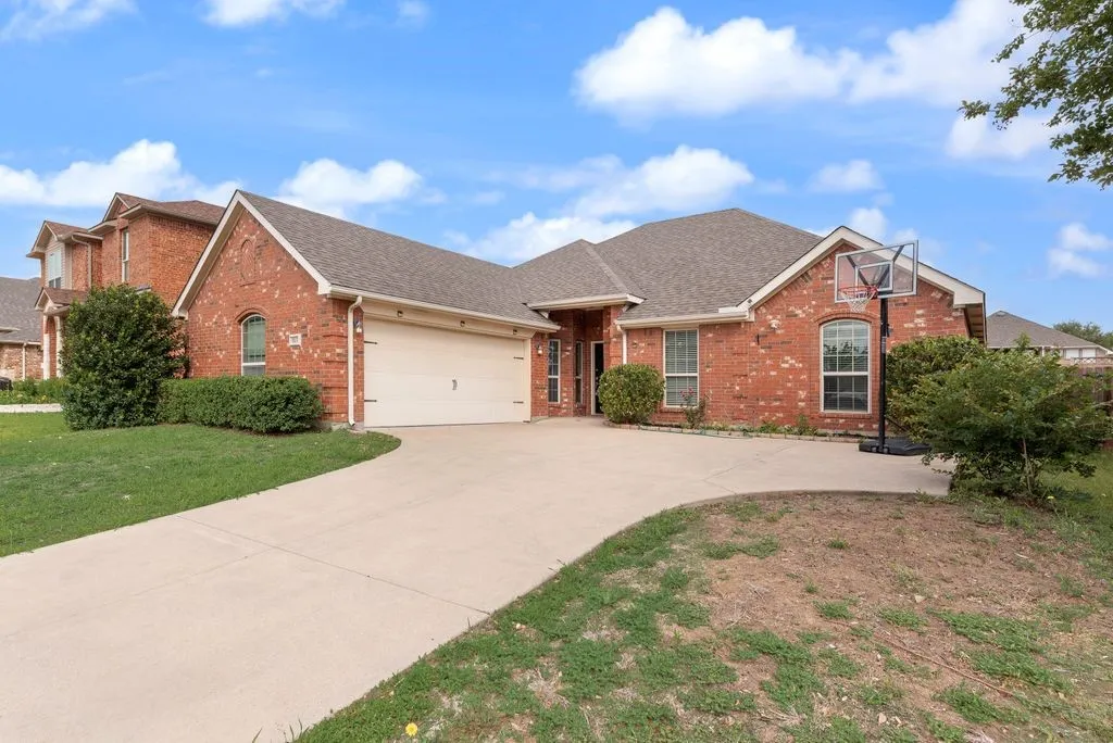 Single Family Residence For Sale in Tarrant County , 1517 White Willow Lane, Arlington, Texas 76002, 3 Bedroom, 2 Bathroom, 2 Garage spaces, 1,914 Sqft, built in 2008, mls#21364122, Real Estate Agent in Arlington, Homes For Sale in Tarrant county, Homes For Sale in Arlington, Realtor in Arlington Texas, Real Estate Brokerage Independent Realty Texas, Luminita Cordes Realtor
