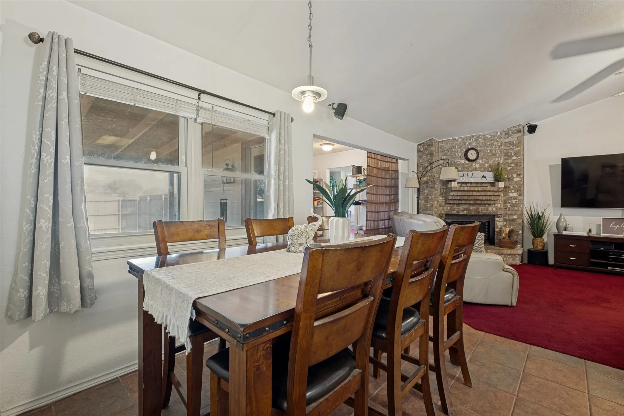 Dine-in Kitchen with space for large families