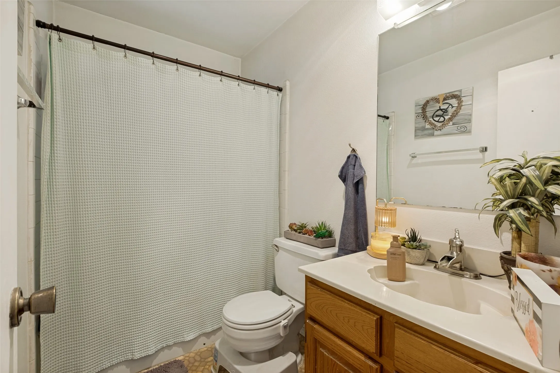 Full Bath #2
Shower/Bath Combo