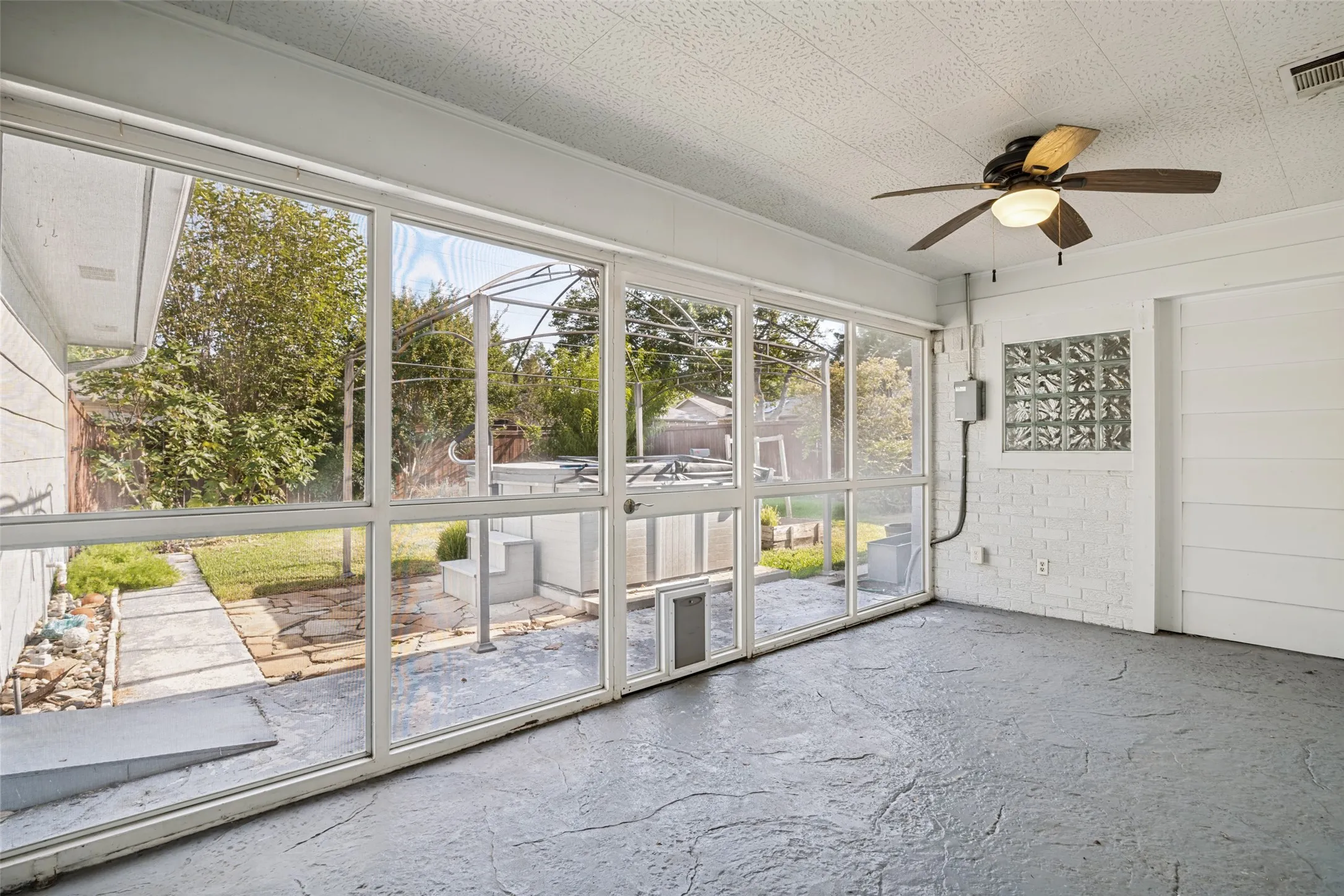 Single Family Residence For Sale in Dallas County , 916 Loganwood Avenue, Richardson, Texas 75080, 3 Bedroom, 2 Bathroom, Garage spaces, 1,914 Sqft, built in 1967, mls#21364132, Real Estate Agent in Richardson, Homes For Sale in Dallas county, Homes For Sale in Richardson, Realtor in Richardson Texas, Real Estate Brokerage Independent Realty Texas, Luminita Cordes Realtor