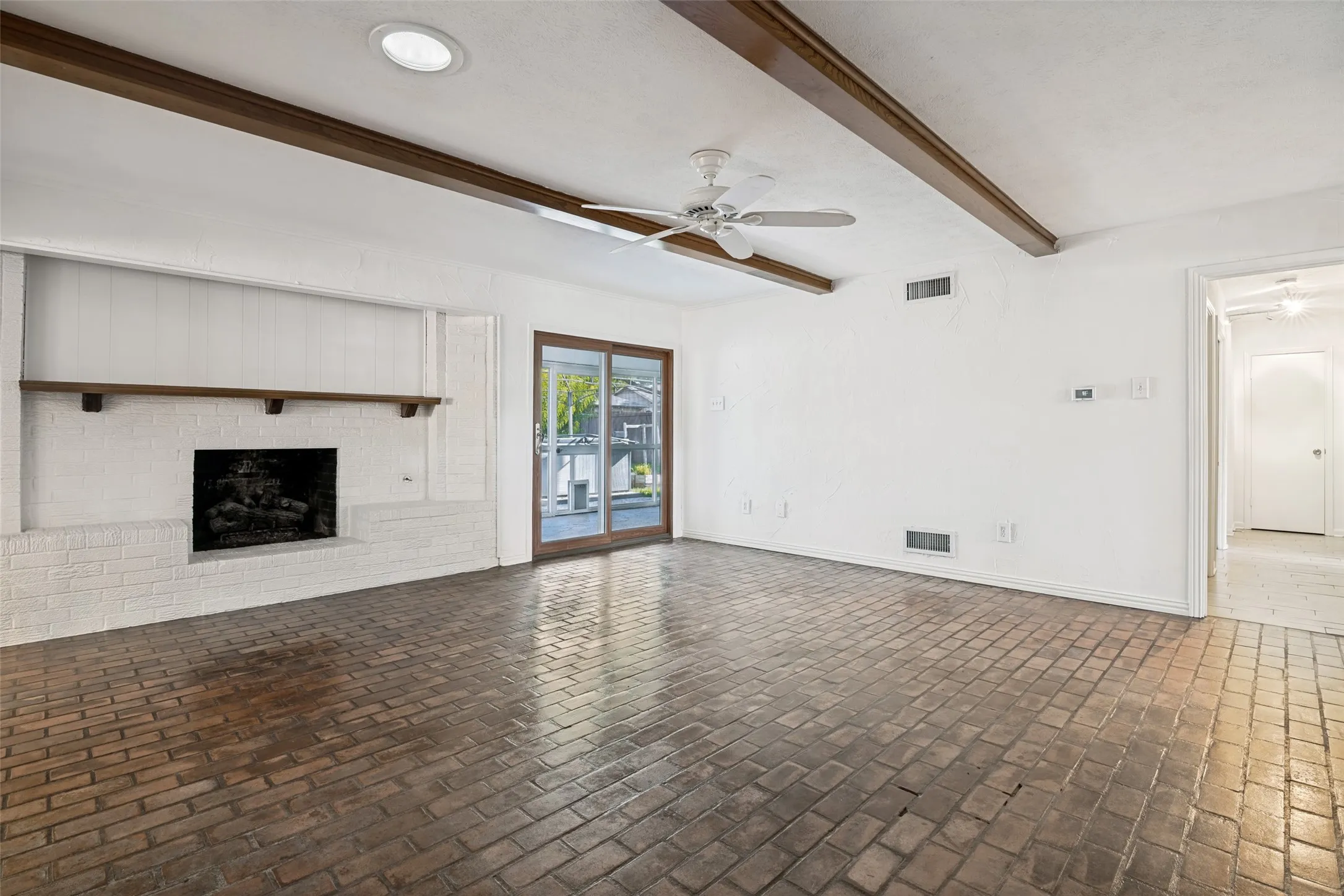 Single Family Residence For Sale in Dallas County , 916 Loganwood Avenue, Richardson, Texas 75080, 3 Bedroom, 2 Bathroom, Garage spaces, 1,914 Sqft, built in 1967, mls#21364132, Real Estate Agent in Richardson, Homes For Sale in Dallas county, Homes For Sale in Richardson, Realtor in Richardson Texas, Real Estate Brokerage Independent Realty Texas, Luminita Cordes Realtor