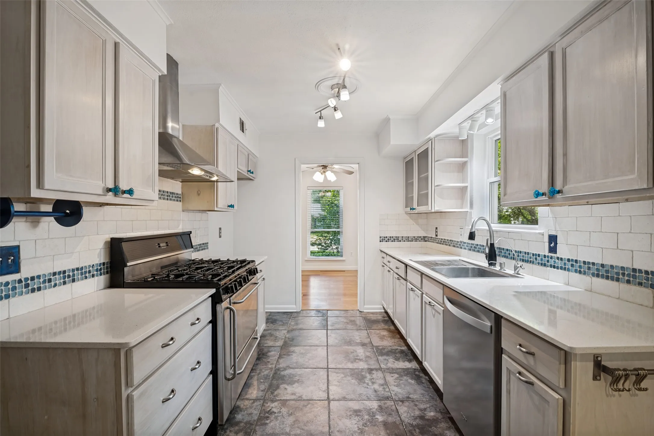Single Family Residence For Sale in Dallas County , 916 Loganwood Avenue, Richardson, Texas 75080, 3 Bedroom, 2 Bathroom, Garage spaces, 1,914 Sqft, built in 1967, mls#21364132, Real Estate Agent in Richardson, Homes For Sale in Dallas county, Homes For Sale in Richardson, Realtor in Richardson Texas, Real Estate Brokerage Independent Realty Texas, Luminita Cordes Realtor