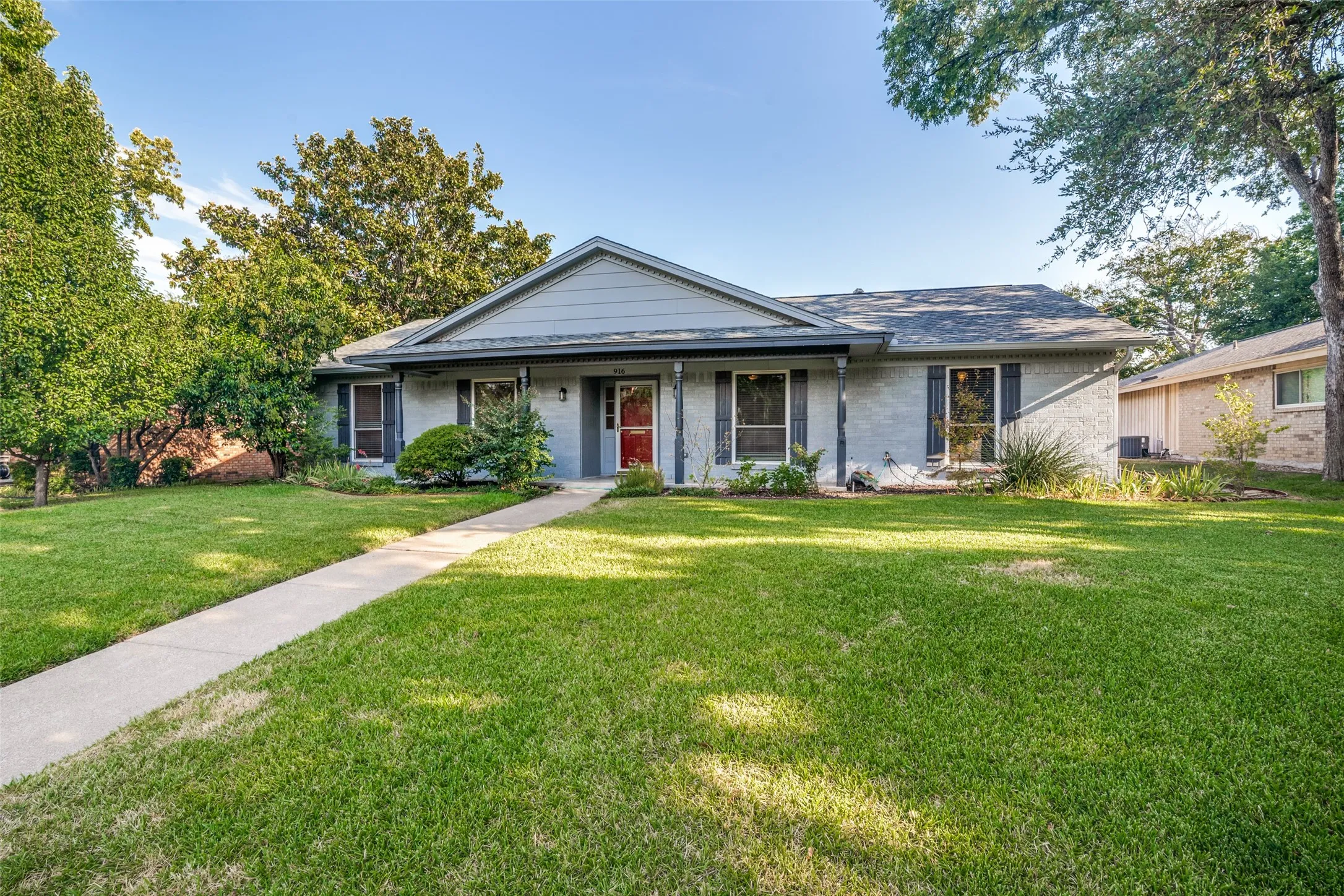 Single Family Residence For Sale in Dallas County , 916 Loganwood Avenue, Richardson, Texas 75080, 3 Bedroom, 2 Bathroom, Garage spaces, 1,914 Sqft, built in 1967, mls#21364132, Real Estate Agent in Richardson, Homes For Sale in Dallas county, Homes For Sale in Richardson, Realtor in Richardson Texas, Real Estate Brokerage Independent Realty Texas, Luminita Cordes Realtor
