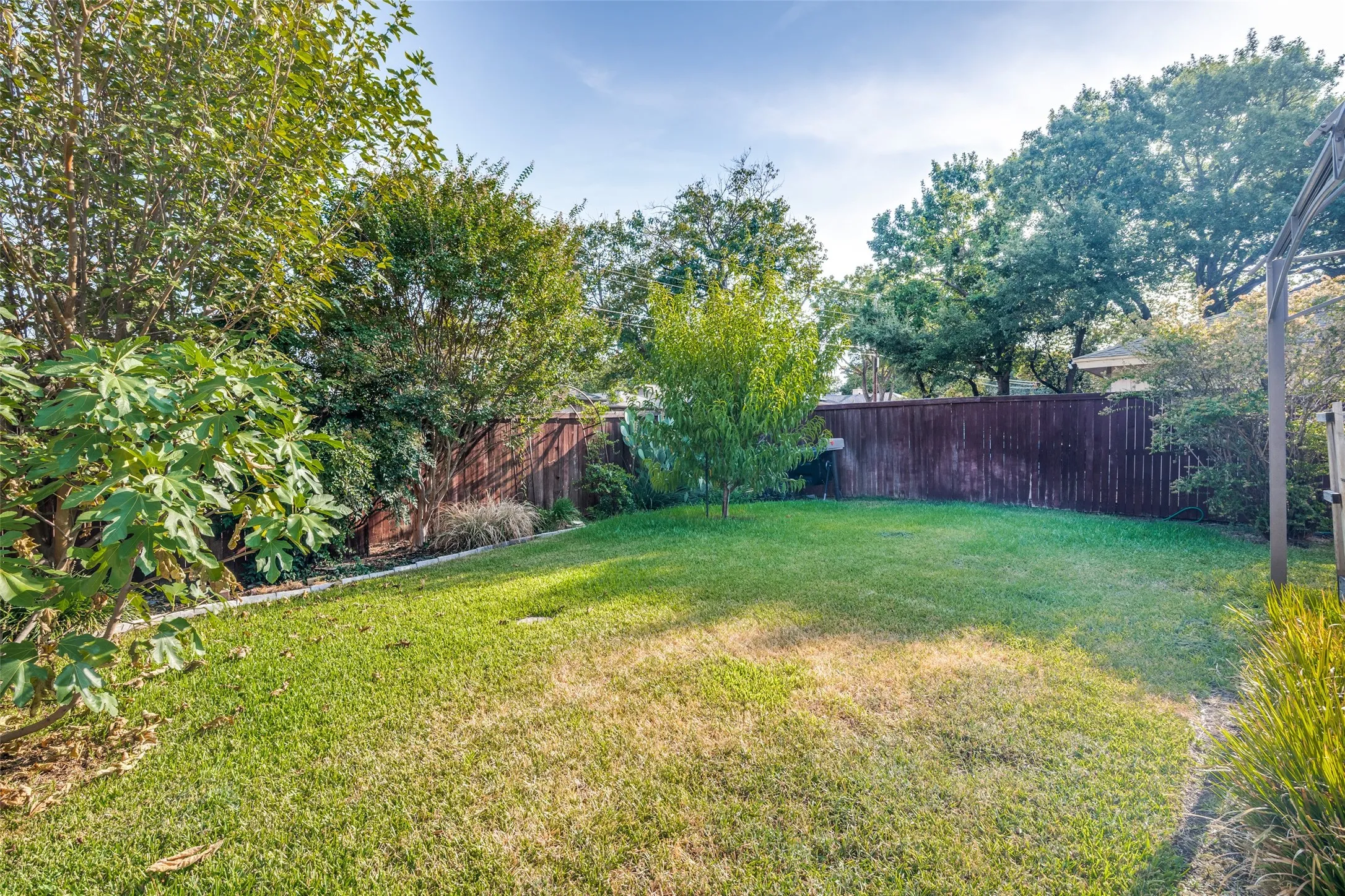 Single Family Residence For Sale in Dallas County , 916 Loganwood Avenue, Richardson, Texas 75080, 3 Bedroom, 2 Bathroom, Garage spaces, 1,914 Sqft, built in 1967, mls#21364132, Real Estate Agent in Richardson, Homes For Sale in Dallas county, Homes For Sale in Richardson, Realtor in Richardson Texas, Real Estate Brokerage Independent Realty Texas, Luminita Cordes Realtor