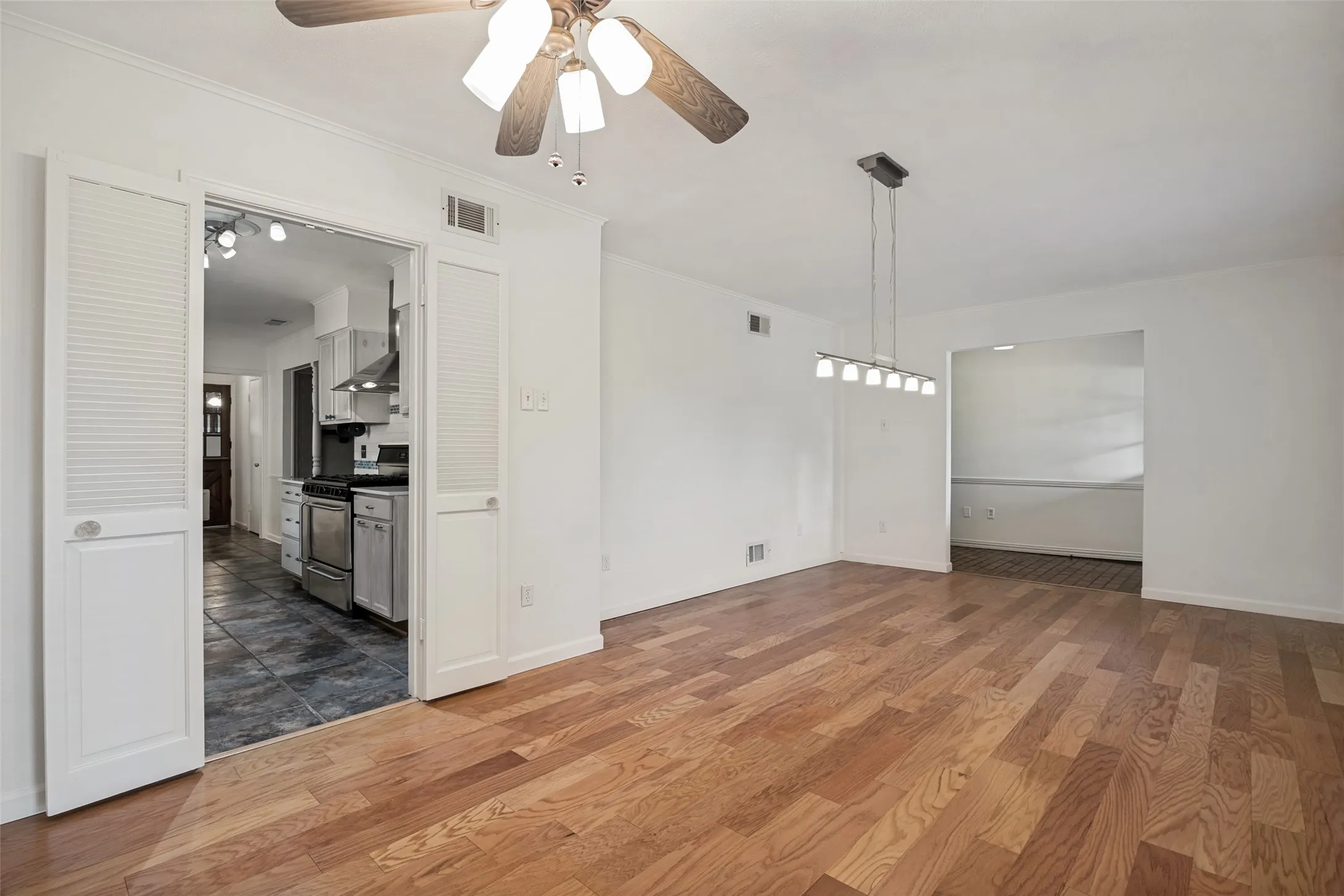 Single Family Residence For Sale in Dallas County , 916 Loganwood Avenue, Richardson, Texas 75080, 3 Bedroom, 2 Bathroom, Garage spaces, 1,914 Sqft, built in 1967, mls#21364132, Real Estate Agent in Richardson, Homes For Sale in Dallas county, Homes For Sale in Richardson, Realtor in Richardson Texas, Real Estate Brokerage Independent Realty Texas, Luminita Cordes Realtor