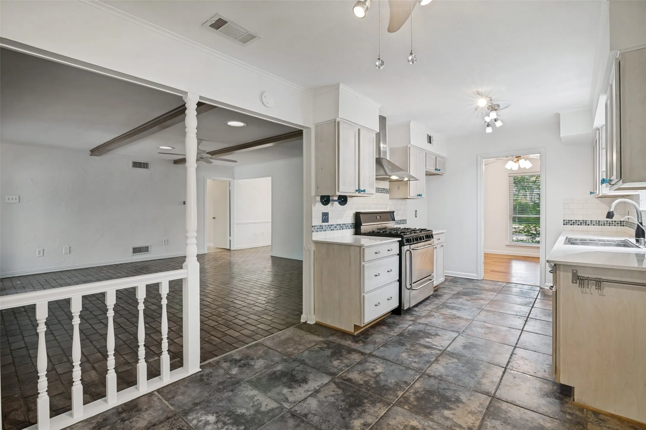 Single Family Residence For Sale in Dallas County , 916 Loganwood Avenue, Richardson, Texas 75080, 3 Bedroom, 2 Bathroom, Garage spaces, 1,914 Sqft, built in 1967, mls#21364132, Real Estate Agent in Richardson, Homes For Sale in Dallas county, Homes For Sale in Richardson, Realtor in Richardson Texas, Real Estate Brokerage Independent Realty Texas, Luminita Cordes Realtor