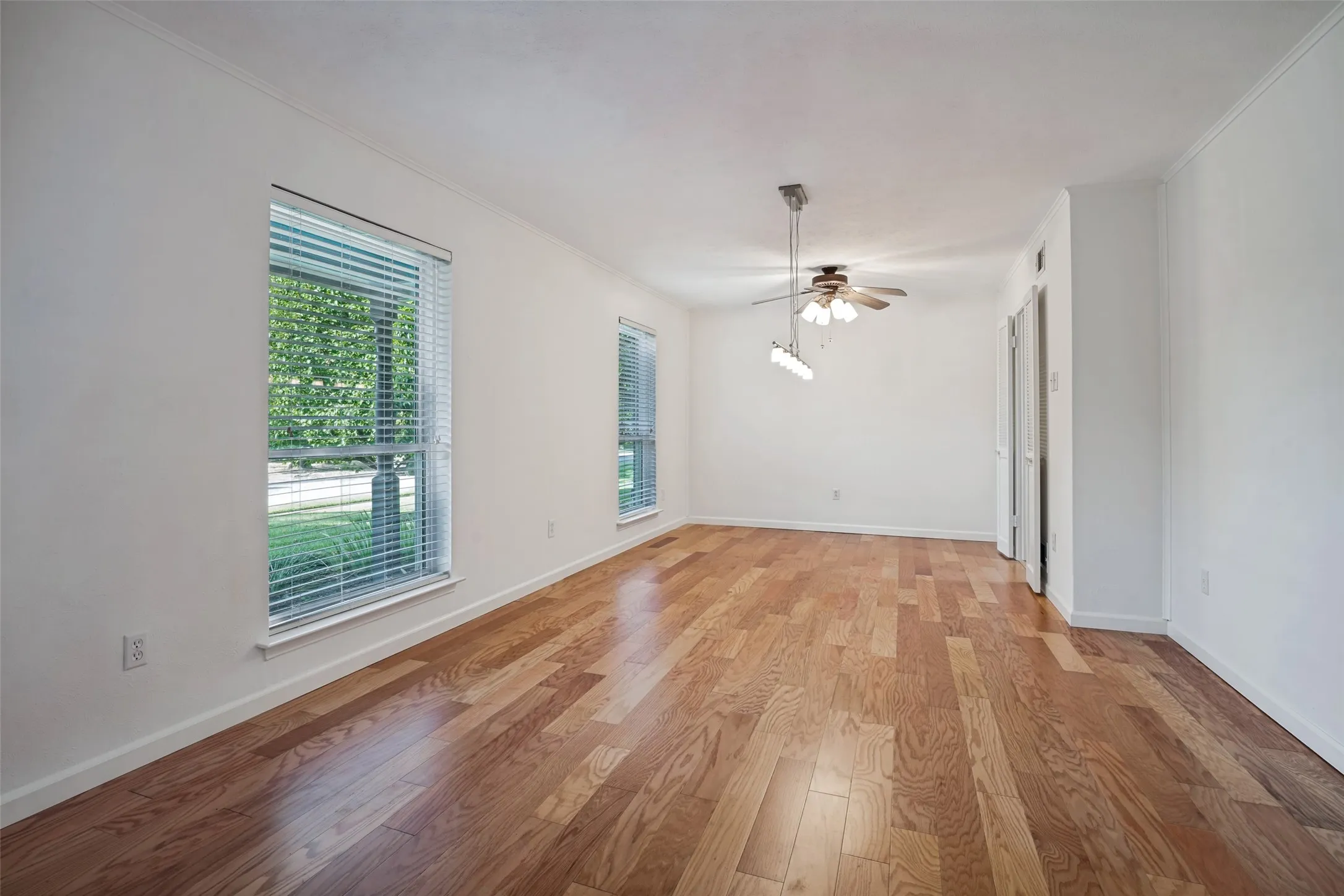Single Family Residence For Sale in Dallas County , 916 Loganwood Avenue, Richardson, Texas 75080, 3 Bedroom, 2 Bathroom, Garage spaces, 1,914 Sqft, built in 1967, mls#21364132, Real Estate Agent in Richardson, Homes For Sale in Dallas county, Homes For Sale in Richardson, Realtor in Richardson Texas, Real Estate Brokerage Independent Realty Texas, Luminita Cordes Realtor