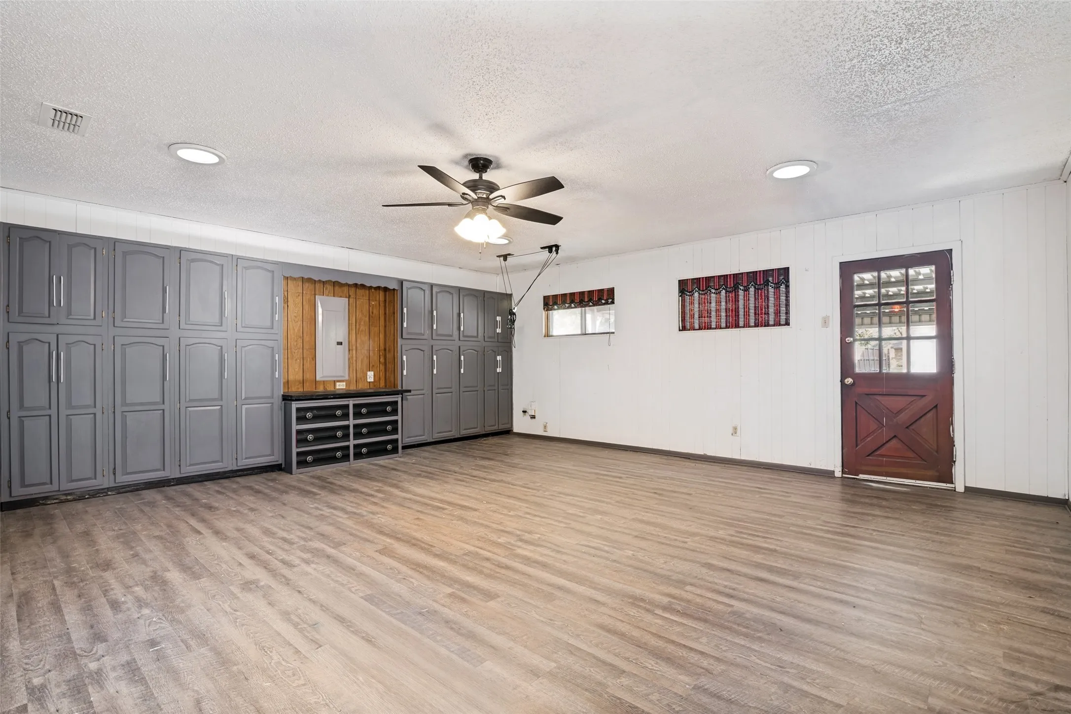 Single Family Residence For Sale in Dallas County , 916 Loganwood Avenue, Richardson, Texas 75080, 3 Bedroom, 2 Bathroom, Garage spaces, 1,914 Sqft, built in 1967, mls#21364132, Real Estate Agent in Richardson, Homes For Sale in Dallas county, Homes For Sale in Richardson, Realtor in Richardson Texas, Real Estate Brokerage Independent Realty Texas, Luminita Cordes Realtor