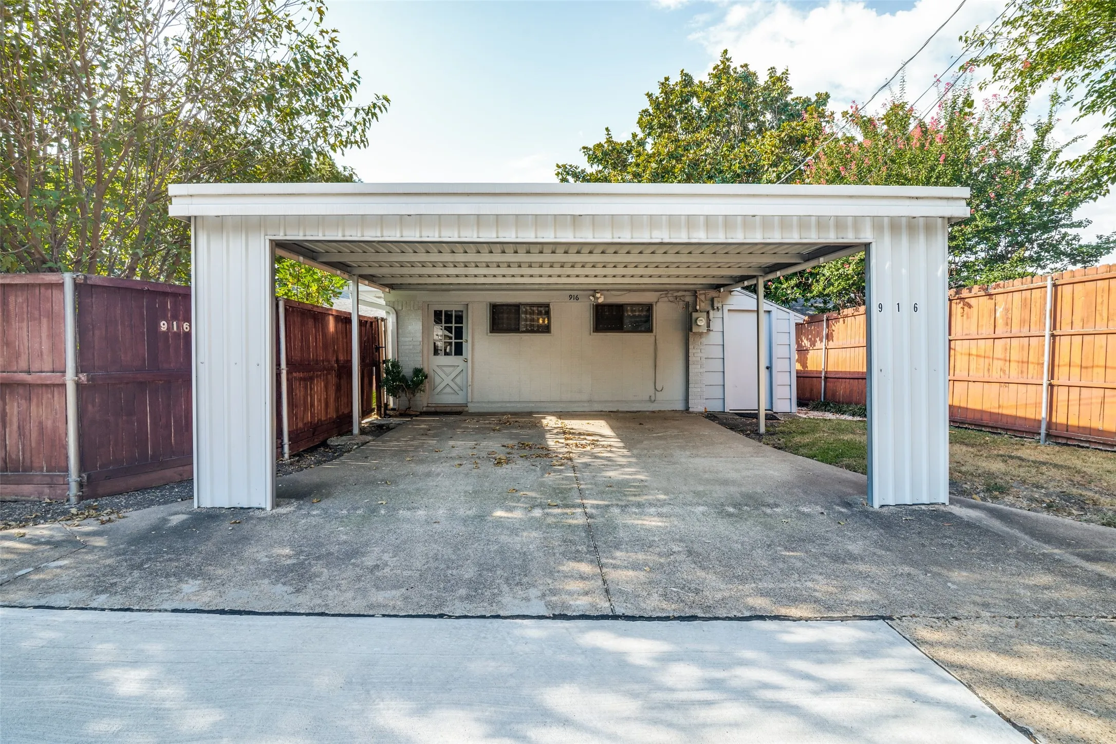 Single Family Residence For Sale in Dallas County , 916 Loganwood Avenue, Richardson, Texas 75080, 3 Bedroom, 2 Bathroom, Garage spaces, 1,914 Sqft, built in 1967, mls#21364132, Real Estate Agent in Richardson, Homes For Sale in Dallas county, Homes For Sale in Richardson, Realtor in Richardson Texas, Real Estate Brokerage Independent Realty Texas, Luminita Cordes Realtor