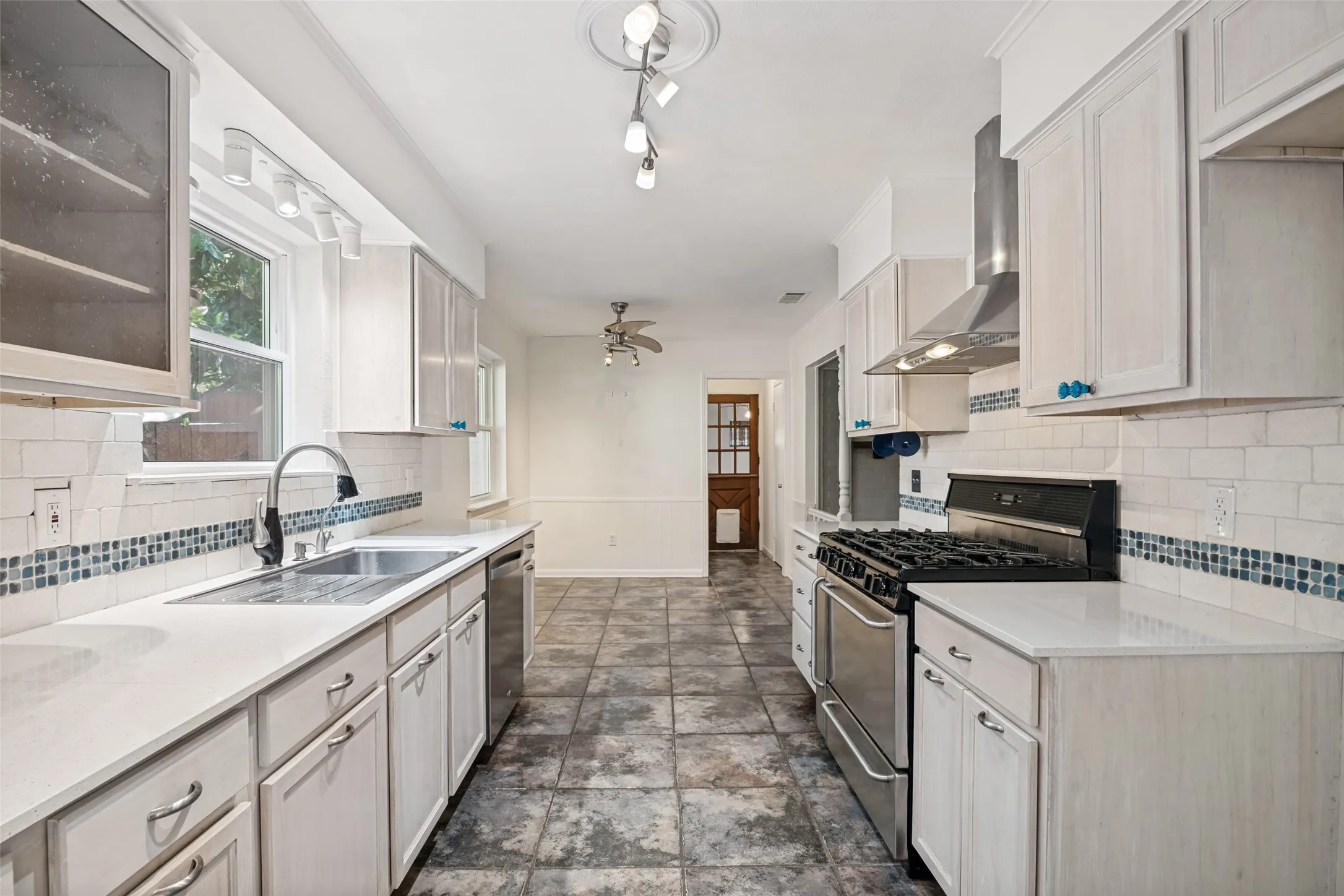 Single Family Residence For Sale in Dallas County , 916 Loganwood Avenue, Richardson, Texas 75080, 3 Bedroom, 2 Bathroom, Garage spaces, 1,914 Sqft, built in 1967, mls#21364132, Real Estate Agent in Richardson, Homes For Sale in Dallas county, Homes For Sale in Richardson, Realtor in Richardson Texas, Real Estate Brokerage Independent Realty Texas, Luminita Cordes Realtor