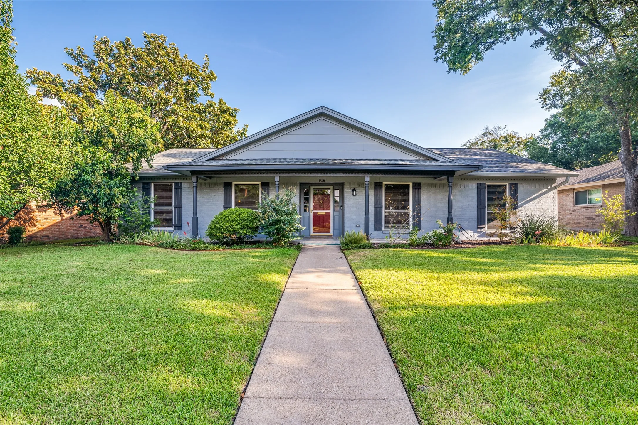 Single Family Residence For Sale in Dallas County , 916 Loganwood Avenue, Richardson, Texas 75080, 3 Bedroom, 2 Bathroom, Garage spaces, 1,914 Sqft, built in 1967, mls#21364132, Real Estate Agent in Richardson, Homes For Sale in Dallas county, Homes For Sale in Richardson, Realtor in Richardson Texas, Real Estate Brokerage Independent Realty Texas, Luminita Cordes Realtor