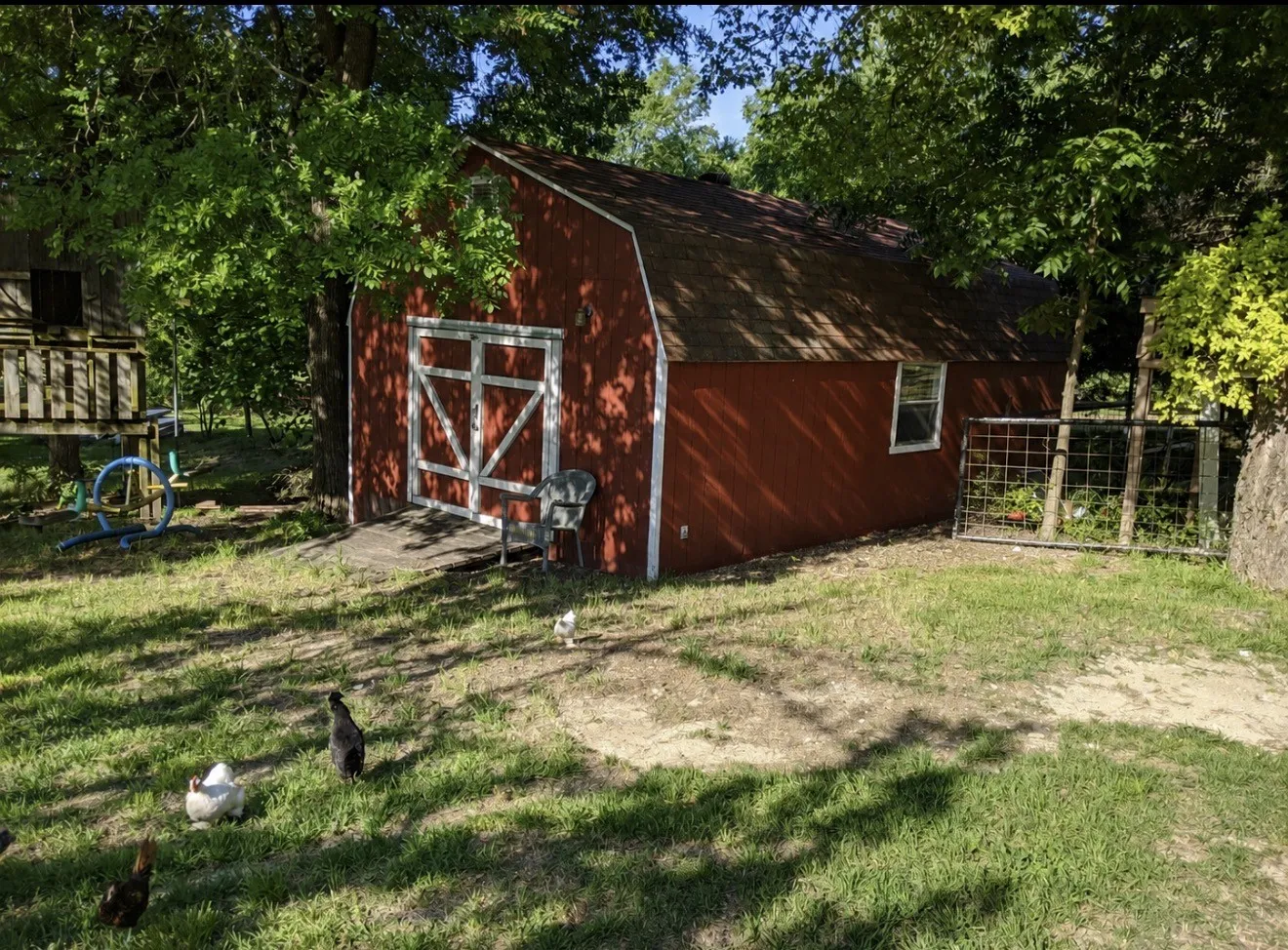 Nice Large and Roomy Barn - Great for Storage, Man Cave or She Shed!!