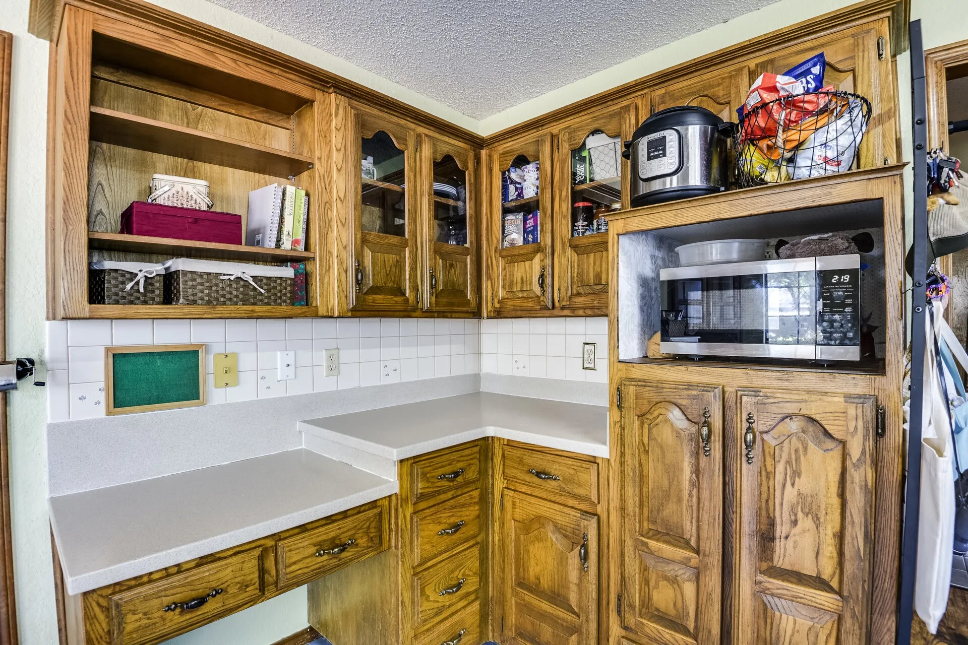 Kitchen Area with Writing Desk - Great for Bill Paying!