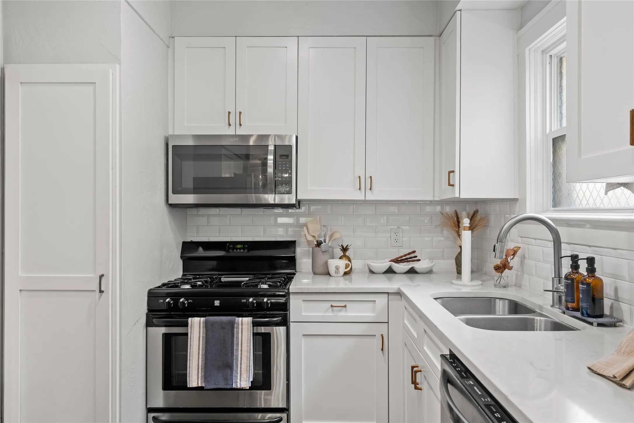 Condominium For Sale in Dallas County , 4117 Herschel Avenue 4119A, Dallas, Texas 75219, 1 Bedroom, 1 Bathroom, Garage spaces, 1,050 Sqft, built in 1930, mls#21364144, Real Estate Agent in Dallas, Homes For Sale in Dallas county, Homes For Sale in Dallas, Realtor in Dallas Texas, Real Estate Brokerage Independent Realty Texas, Luminita Cordes Realtor