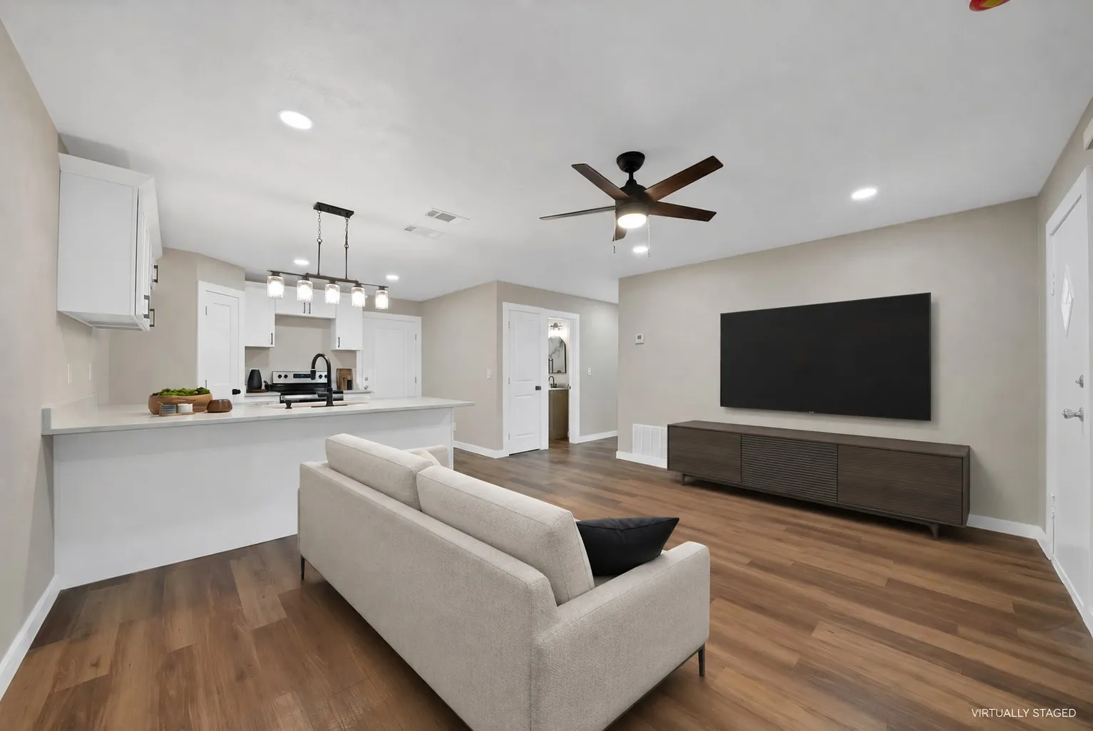 Single Family Residence For Sale in Parker County , 116 Westline Road, Azle, Texas 76020, 3 Bedroom, 2 Bathroom, Garage spaces, 1,136 Sqft, built in 1990, mls#21364070, Real Estate Agent in Azle, Homes For Sale in Parker county, Homes For Sale in Azle, Realtor in Azle Texas, Real Estate Brokerage Independent Realty Texas, Luminita Cordes Realtor