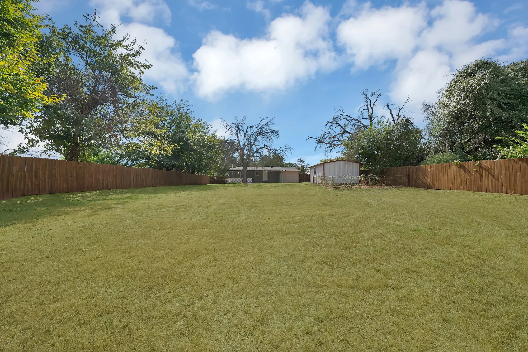 Single Family Residence For Sale in Parker County , 116 Westline Road, Azle, Texas 76020, 3 Bedroom, 2 Bathroom, Garage spaces, 1,136 Sqft, built in 1990, mls#21364070, Real Estate Agent in Azle, Homes For Sale in Parker county, Homes For Sale in Azle, Realtor in Azle Texas, Real Estate Brokerage Independent Realty Texas, Luminita Cordes Realtor
