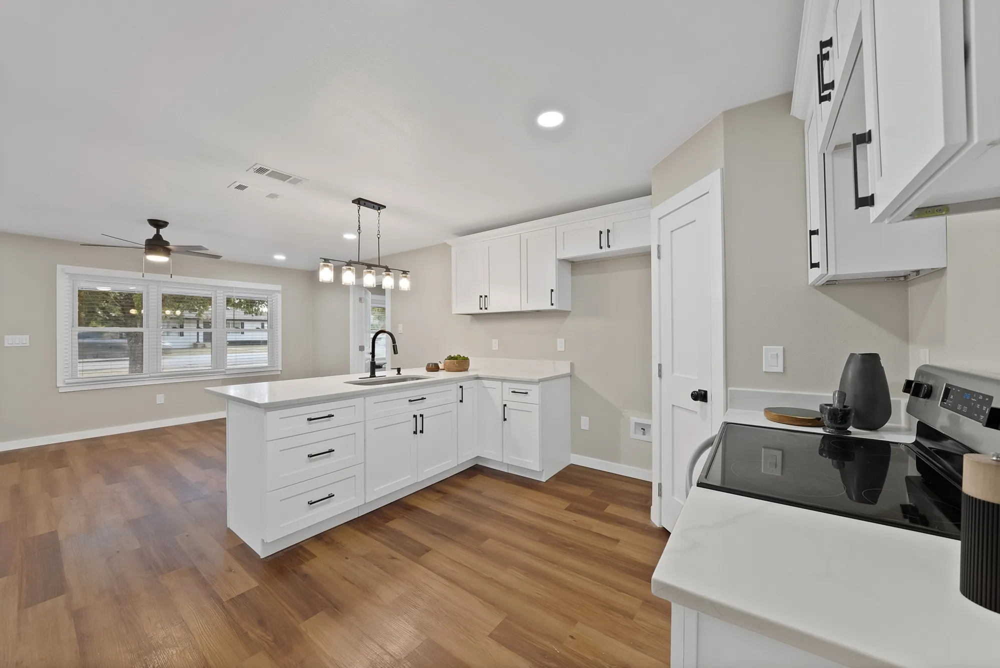 Single Family Residence For Sale in Parker County , 116 Westline Road, Azle, Texas 76020, 3 Bedroom, 2 Bathroom, Garage spaces, 1,136 Sqft, built in 1990, mls#21364070, Real Estate Agent in Azle, Homes For Sale in Parker county, Homes For Sale in Azle, Realtor in Azle Texas, Real Estate Brokerage Independent Realty Texas, Luminita Cordes Realtor