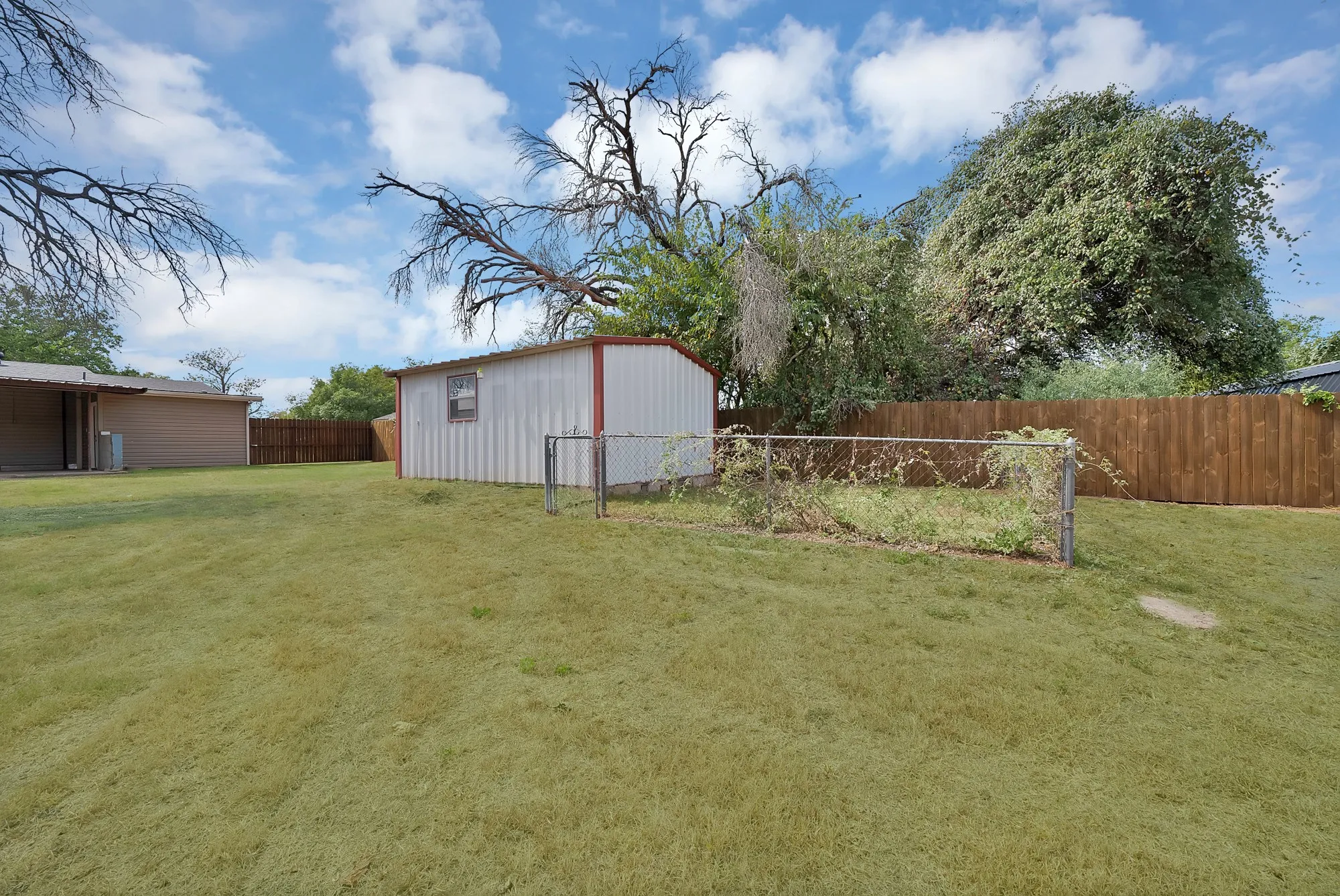 Single Family Residence For Sale in Parker County , 116 Westline Road, Azle, Texas 76020, 3 Bedroom, 2 Bathroom, Garage spaces, 1,136 Sqft, built in 1990, mls#21364070, Real Estate Agent in Azle, Homes For Sale in Parker county, Homes For Sale in Azle, Realtor in Azle Texas, Real Estate Brokerage Independent Realty Texas, Luminita Cordes Realtor