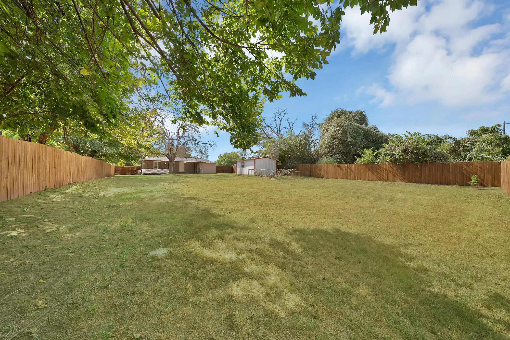 Single Family Residence For Sale in Parker County , 116 Westline Road, Azle, Texas 76020, 3 Bedroom, 2 Bathroom, Garage spaces, 1,136 Sqft, built in 1990, mls#21364070, Real Estate Agent in Azle, Homes For Sale in Parker county, Homes For Sale in Azle, Realtor in Azle Texas, Real Estate Brokerage Independent Realty Texas, Luminita Cordes Realtor