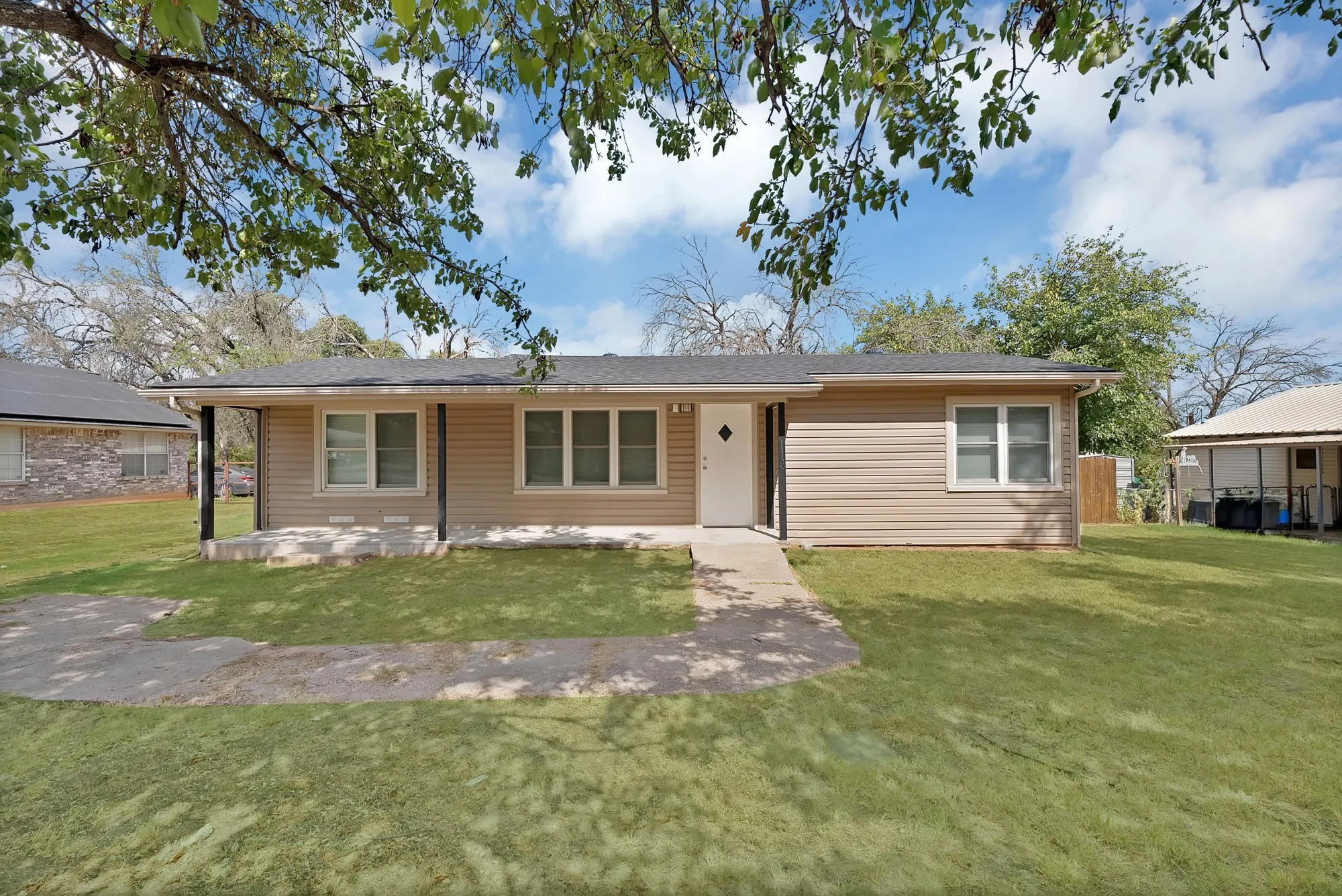 Single Family Residence For Sale in Parker County , 116 Westline Road, Azle, Texas 76020, 3 Bedroom, 2 Bathroom, Garage spaces, 1,136 Sqft, built in 1990, mls#21364070, Real Estate Agent in Azle, Homes For Sale in Parker county, Homes For Sale in Azle, Realtor in Azle Texas, Real Estate Brokerage Independent Realty Texas, Luminita Cordes Realtor