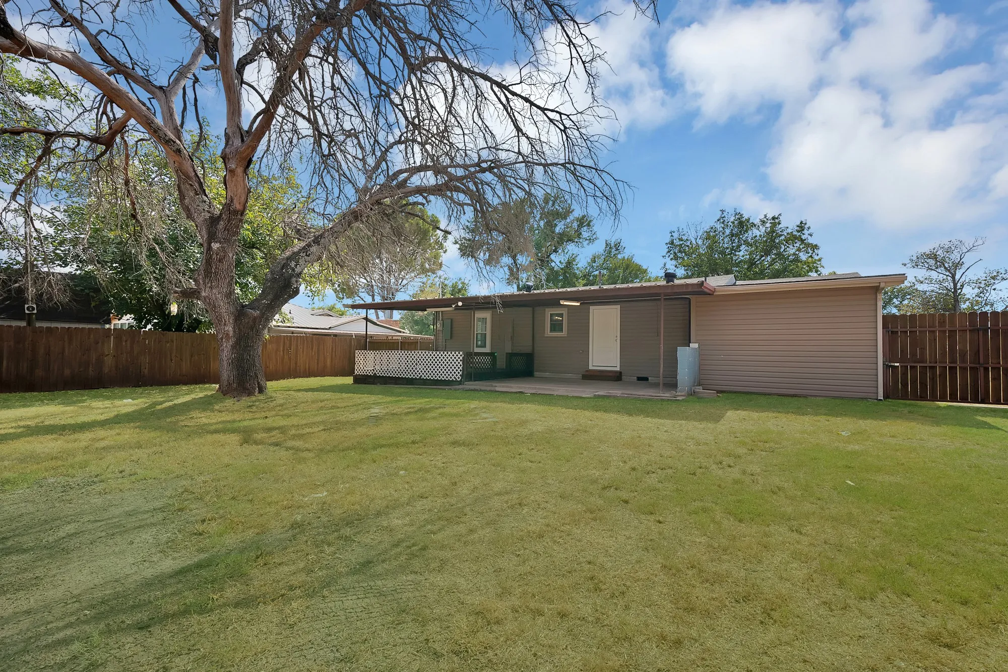 Single Family Residence For Sale in Parker County , 116 Westline Road, Azle, Texas 76020, 3 Bedroom, 2 Bathroom, Garage spaces, 1,136 Sqft, built in 1990, mls#21364070, Real Estate Agent in Azle, Homes For Sale in Parker county, Homes For Sale in Azle, Realtor in Azle Texas, Real Estate Brokerage Independent Realty Texas, Luminita Cordes Realtor
