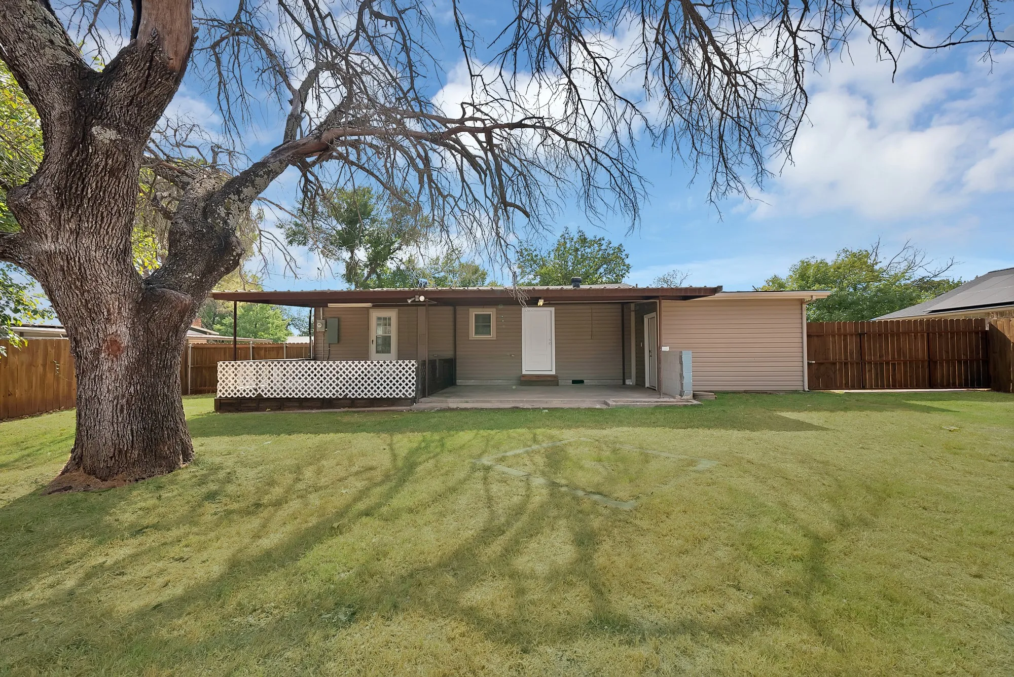 Single Family Residence For Sale in Parker County , 116 Westline Road, Azle, Texas 76020, 3 Bedroom, 2 Bathroom, Garage spaces, 1,136 Sqft, built in 1990, mls#21364070, Real Estate Agent in Azle, Homes For Sale in Parker county, Homes For Sale in Azle, Realtor in Azle Texas, Real Estate Brokerage Independent Realty Texas, Luminita Cordes Realtor