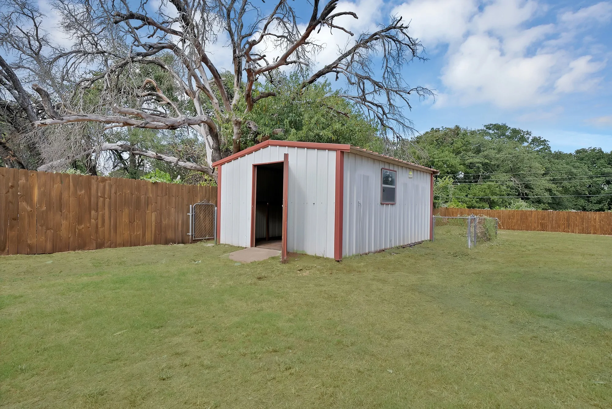 Single Family Residence For Sale in Parker County , 116 Westline Road, Azle, Texas 76020, 3 Bedroom, 2 Bathroom, Garage spaces, 1,136 Sqft, built in 1990, mls#21364070, Real Estate Agent in Azle, Homes For Sale in Parker county, Homes For Sale in Azle, Realtor in Azle Texas, Real Estate Brokerage Independent Realty Texas, Luminita Cordes Realtor