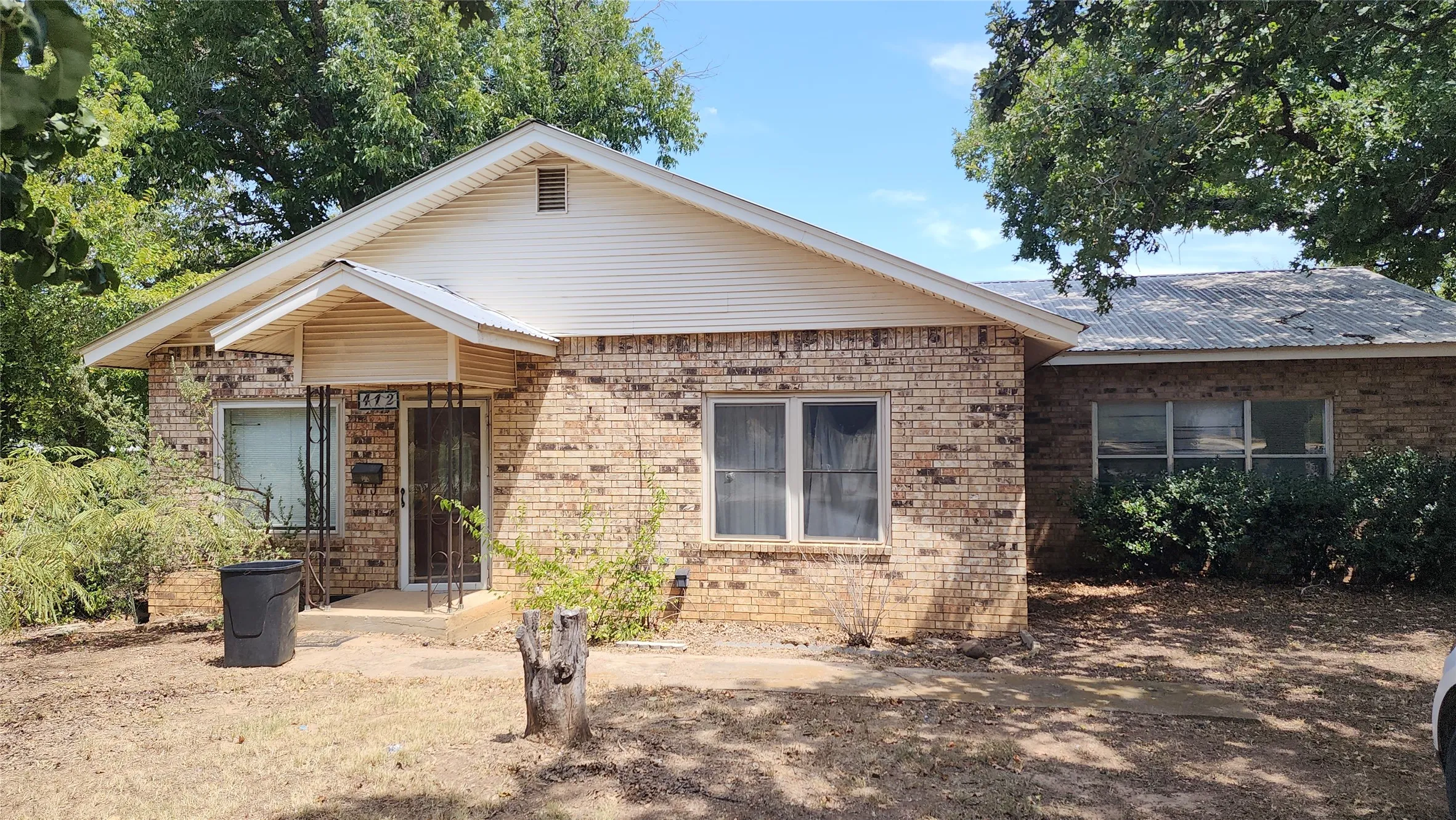 Single Family Residence For Sale in Eastland County , 412 Connellee Avenue, Eastland, Texas 76448, 3 Bedroom, 3 Bathroom, Garage spaces, 2,400 Sqft, built in 1945, mls#21364154, Real Estate Agent in Eastland, Homes For Sale in Eastland county, Homes For Sale in Eastland, Realtor in Eastland Texas, Real Estate Brokerage Independent Realty Texas, Luminita Cordes Realtor