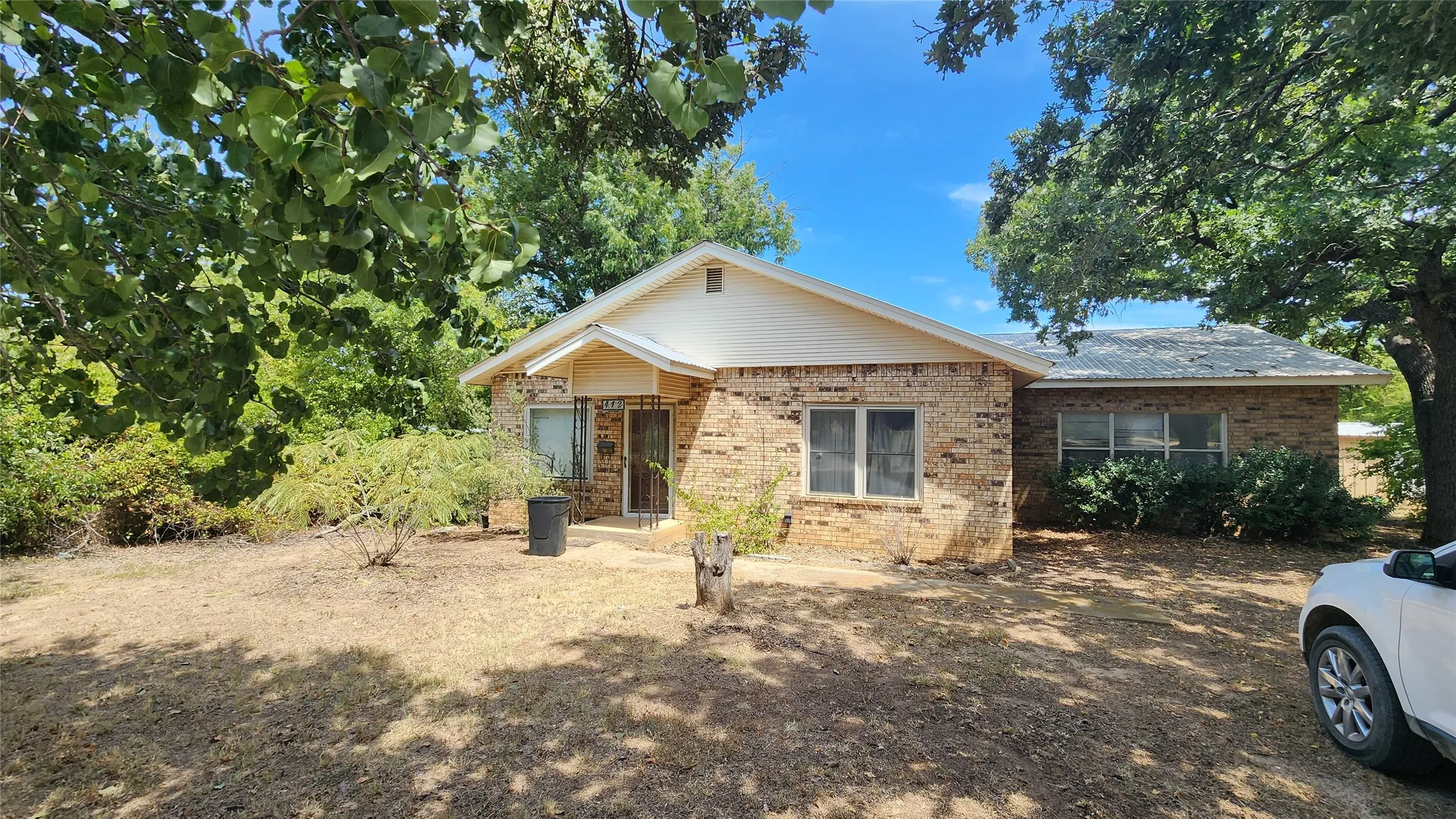 Single Family Residence For Sale in Eastland County , 412 Connellee Avenue, Eastland, Texas 76448, 3 Bedroom, 3 Bathroom, Garage spaces, 2,400 Sqft, built in 1945, mls#21364154, Real Estate Agent in Eastland, Homes For Sale in Eastland county, Homes For Sale in Eastland, Realtor in Eastland Texas, Real Estate Brokerage Independent Realty Texas, Luminita Cordes Realtor