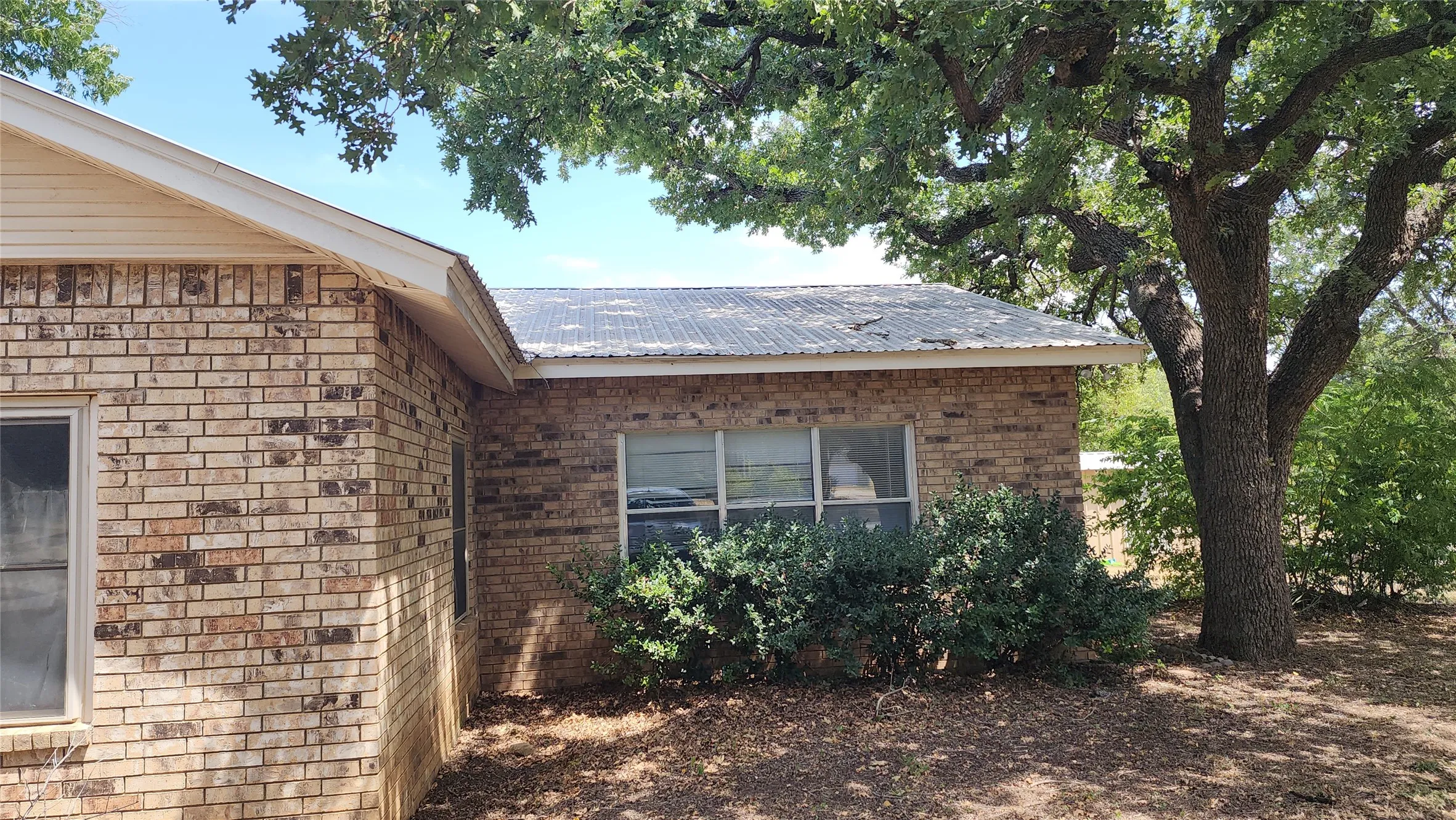 Single Family Residence For Sale in Eastland County , 412 Connellee Avenue, Eastland, Texas 76448, 3 Bedroom, 3 Bathroom, Garage spaces, 2,400 Sqft, built in 1945, mls#21364154, Real Estate Agent in Eastland, Homes For Sale in Eastland county, Homes For Sale in Eastland, Realtor in Eastland Texas, Real Estate Brokerage Independent Realty Texas, Luminita Cordes Realtor