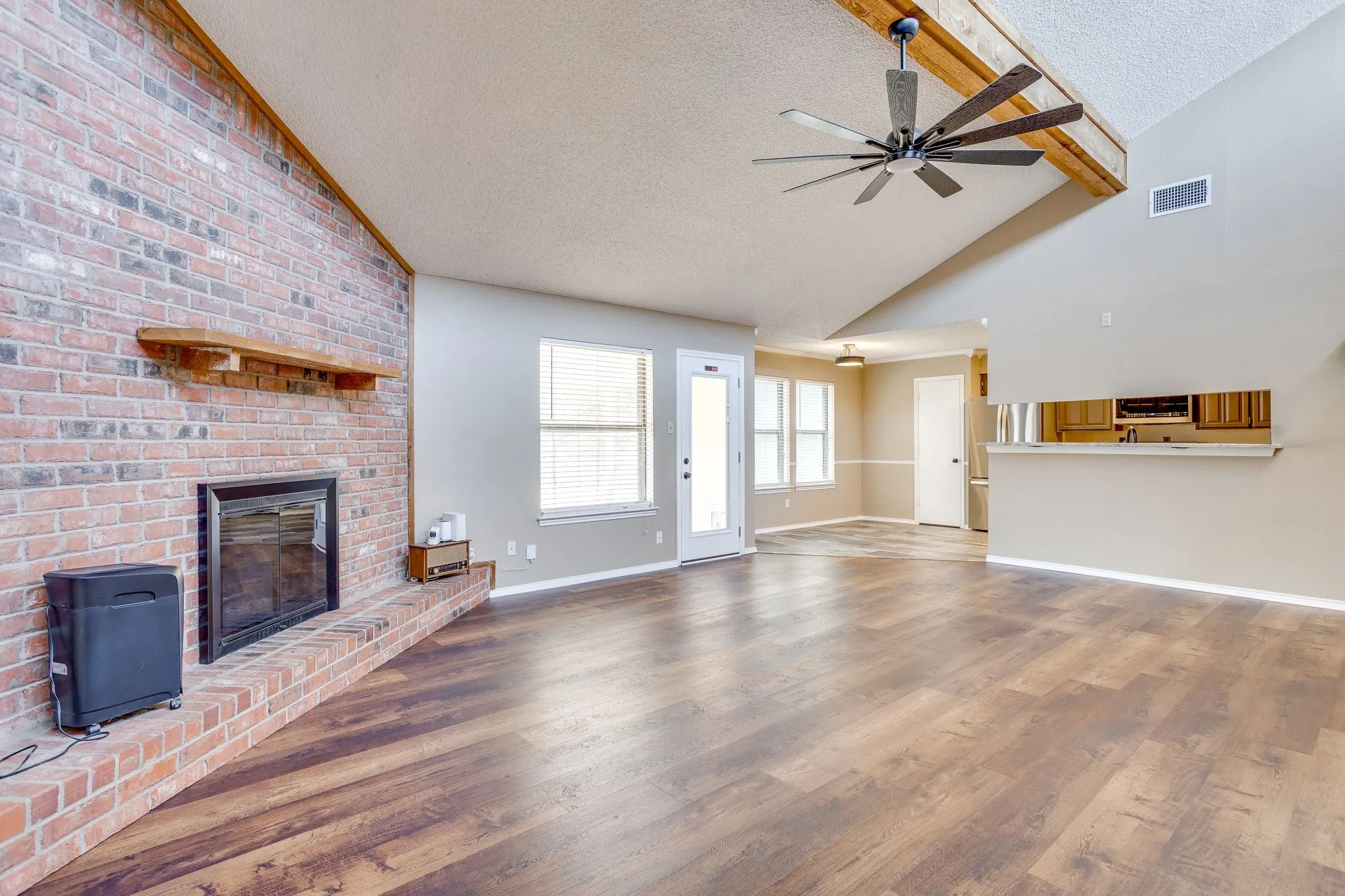 Single Family Residence For Sale in Tarrant County , 1417 Hall Drive, Crowley, Texas 76036, 3 Bedroom, 2 Bathroom, 2 Garage spaces, 1,480 Sqft, built in 1983, mls#21364095, Real Estate Agent in Crowley, Homes For Sale in Tarrant county, Homes For Sale in Crowley, Realtor in Crowley Texas, Real Estate Brokerage Independent Realty Texas, Luminita Cordes Realtor