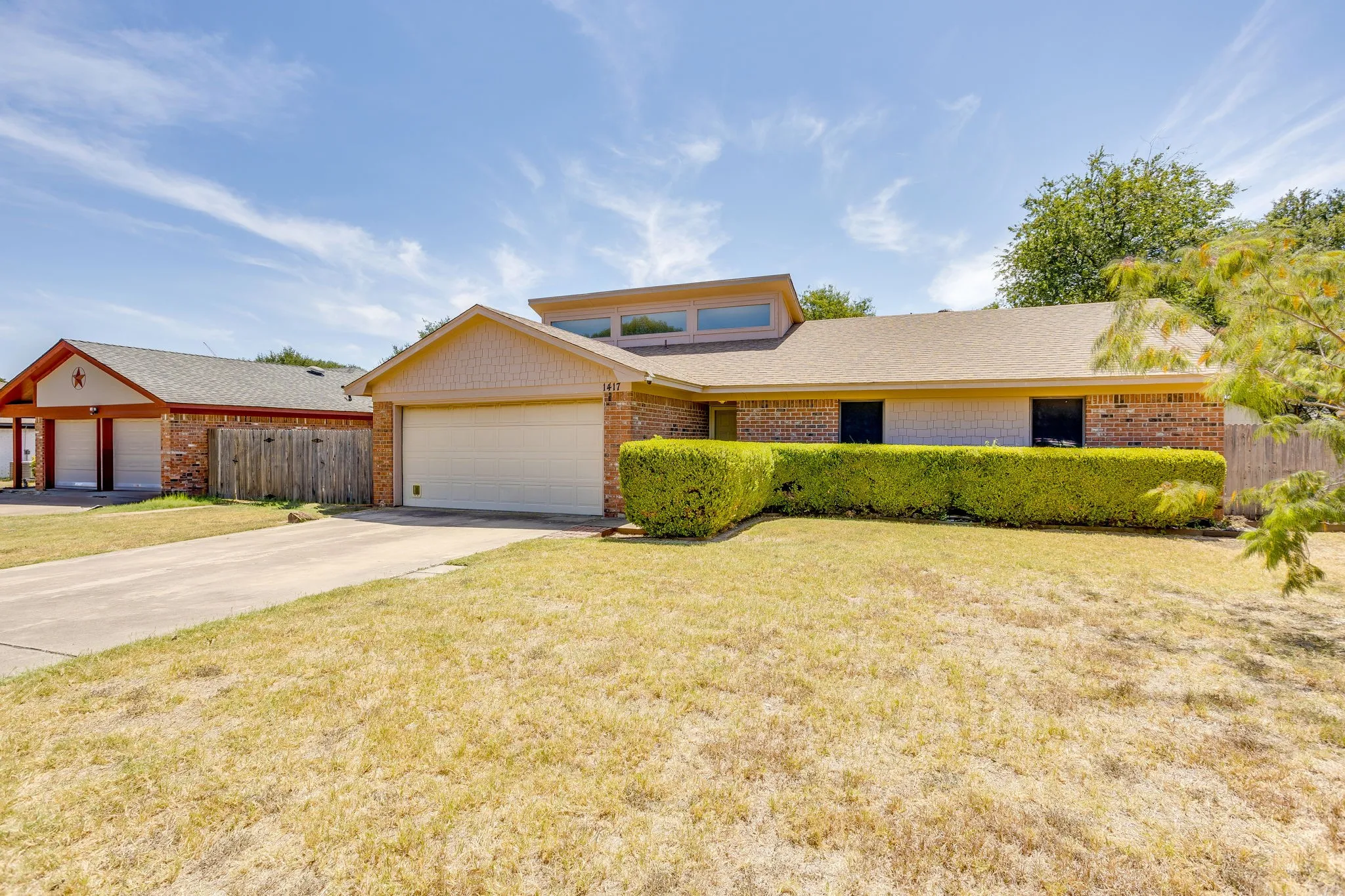 Single Family Residence For Sale in Tarrant County , 1417 Hall Drive, Crowley, Texas 76036, 3 Bedroom, 2 Bathroom, 2 Garage spaces, 1,480 Sqft, built in 1983, mls#21364095, Real Estate Agent in Crowley, Homes For Sale in Tarrant county, Homes For Sale in Crowley, Realtor in Crowley Texas, Real Estate Brokerage Independent Realty Texas, Luminita Cordes Realtor