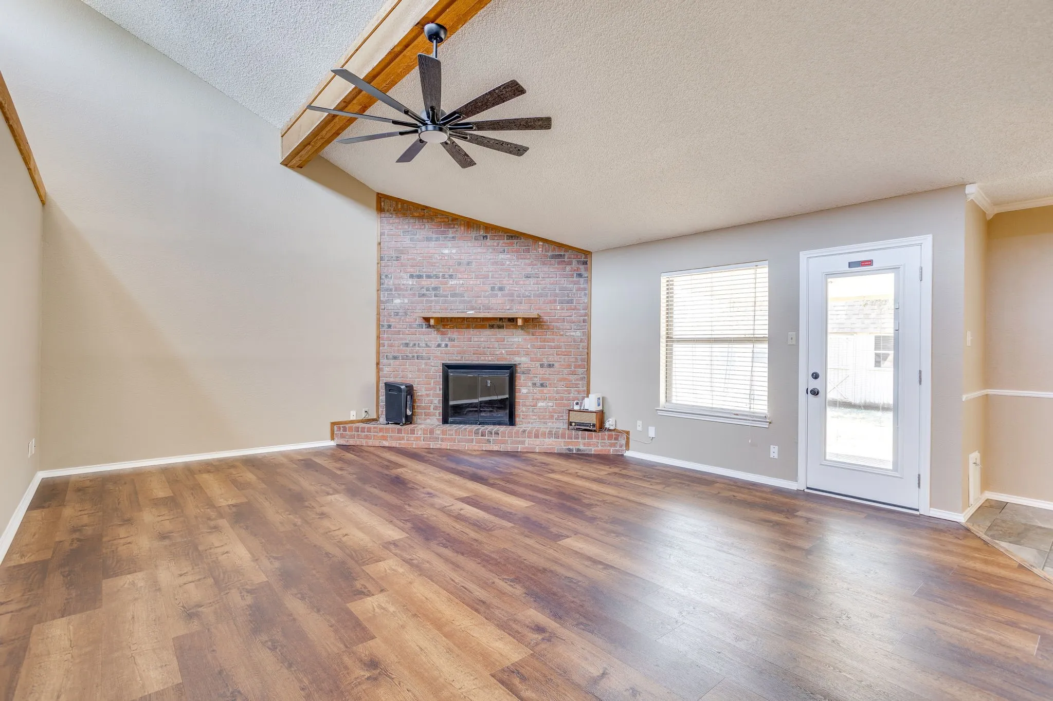 Single Family Residence For Sale in Tarrant County , 1417 Hall Drive, Crowley, Texas 76036, 3 Bedroom, 2 Bathroom, 2 Garage spaces, 1,480 Sqft, built in 1983, mls#21364095, Real Estate Agent in Crowley, Homes For Sale in Tarrant county, Homes For Sale in Crowley, Realtor in Crowley Texas, Real Estate Brokerage Independent Realty Texas, Luminita Cordes Realtor