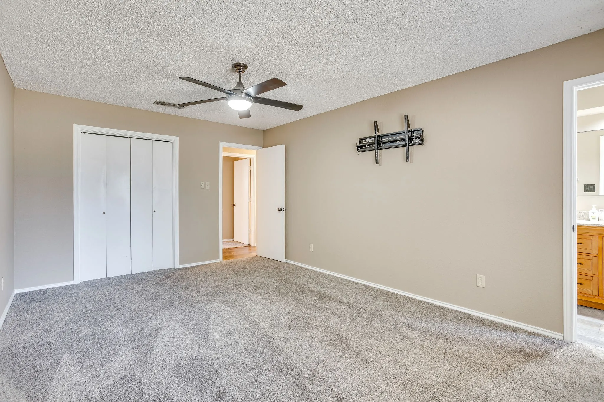 Single Family Residence For Sale in Tarrant County , 1417 Hall Drive, Crowley, Texas 76036, 3 Bedroom, 2 Bathroom, 2 Garage spaces, 1,480 Sqft, built in 1983, mls#21364095, Real Estate Agent in Crowley, Homes For Sale in Tarrant county, Homes For Sale in Crowley, Realtor in Crowley Texas, Real Estate Brokerage Independent Realty Texas, Luminita Cordes Realtor