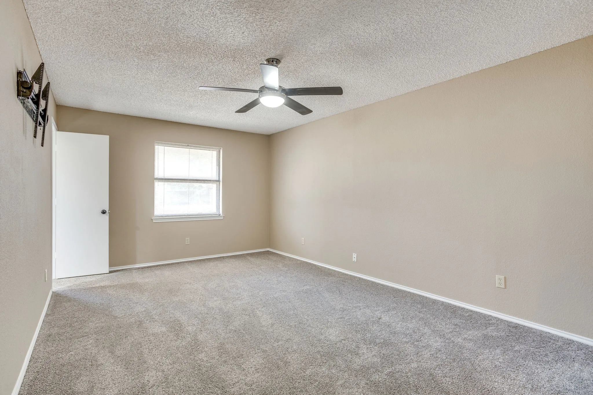 Single Family Residence For Sale in Tarrant County , 1417 Hall Drive, Crowley, Texas 76036, 3 Bedroom, 2 Bathroom, 2 Garage spaces, 1,480 Sqft, built in 1983, mls#21364095, Real Estate Agent in Crowley, Homes For Sale in Tarrant county, Homes For Sale in Crowley, Realtor in Crowley Texas, Real Estate Brokerage Independent Realty Texas, Luminita Cordes Realtor