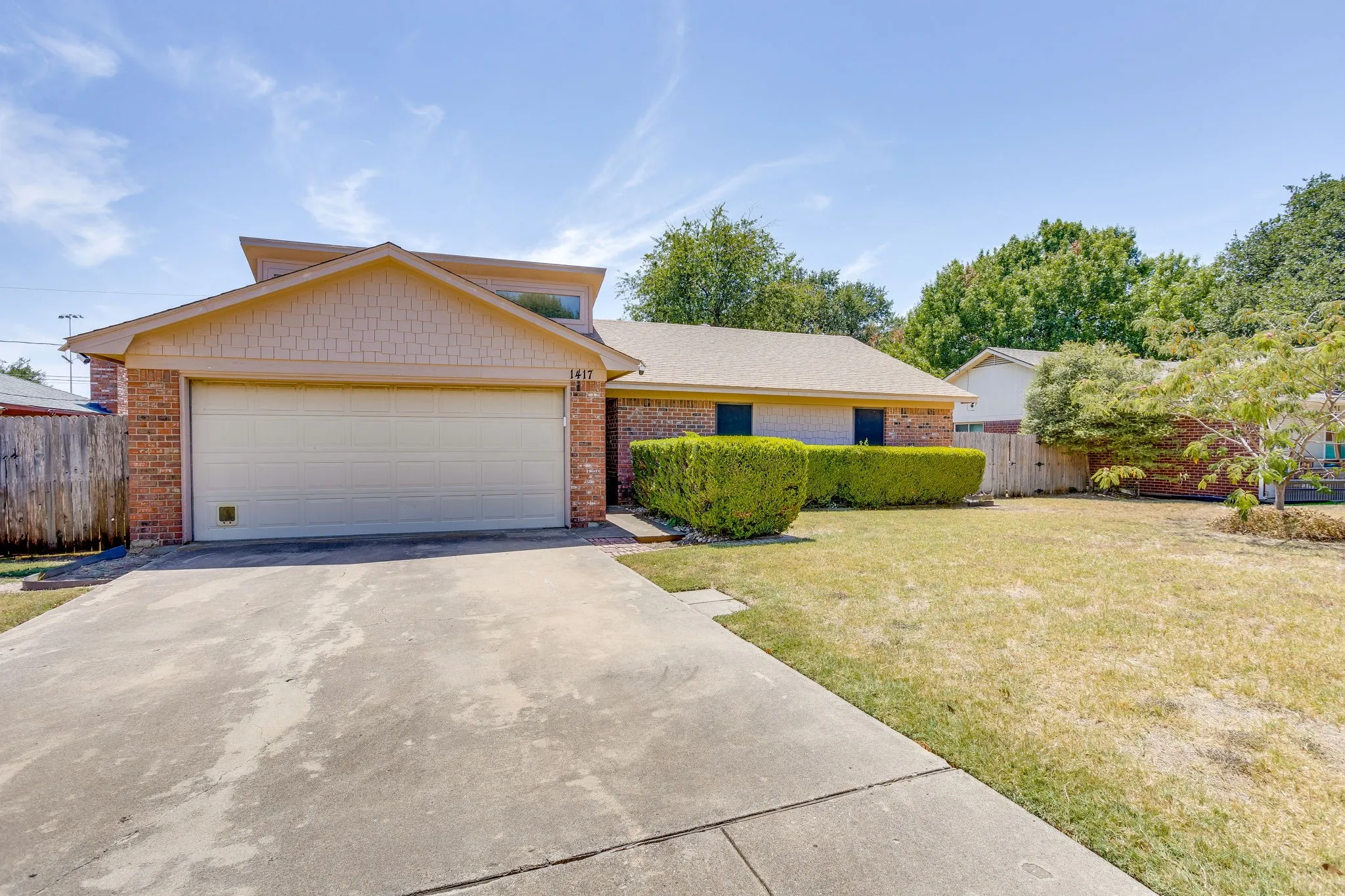 Single Family Residence For Sale in Tarrant County , 1417 Hall Drive, Crowley, Texas 76036, 3 Bedroom, 2 Bathroom, 2 Garage spaces, 1,480 Sqft, built in 1983, mls#21364095, Real Estate Agent in Crowley, Homes For Sale in Tarrant county, Homes For Sale in Crowley, Realtor in Crowley Texas, Real Estate Brokerage Independent Realty Texas, Luminita Cordes Realtor