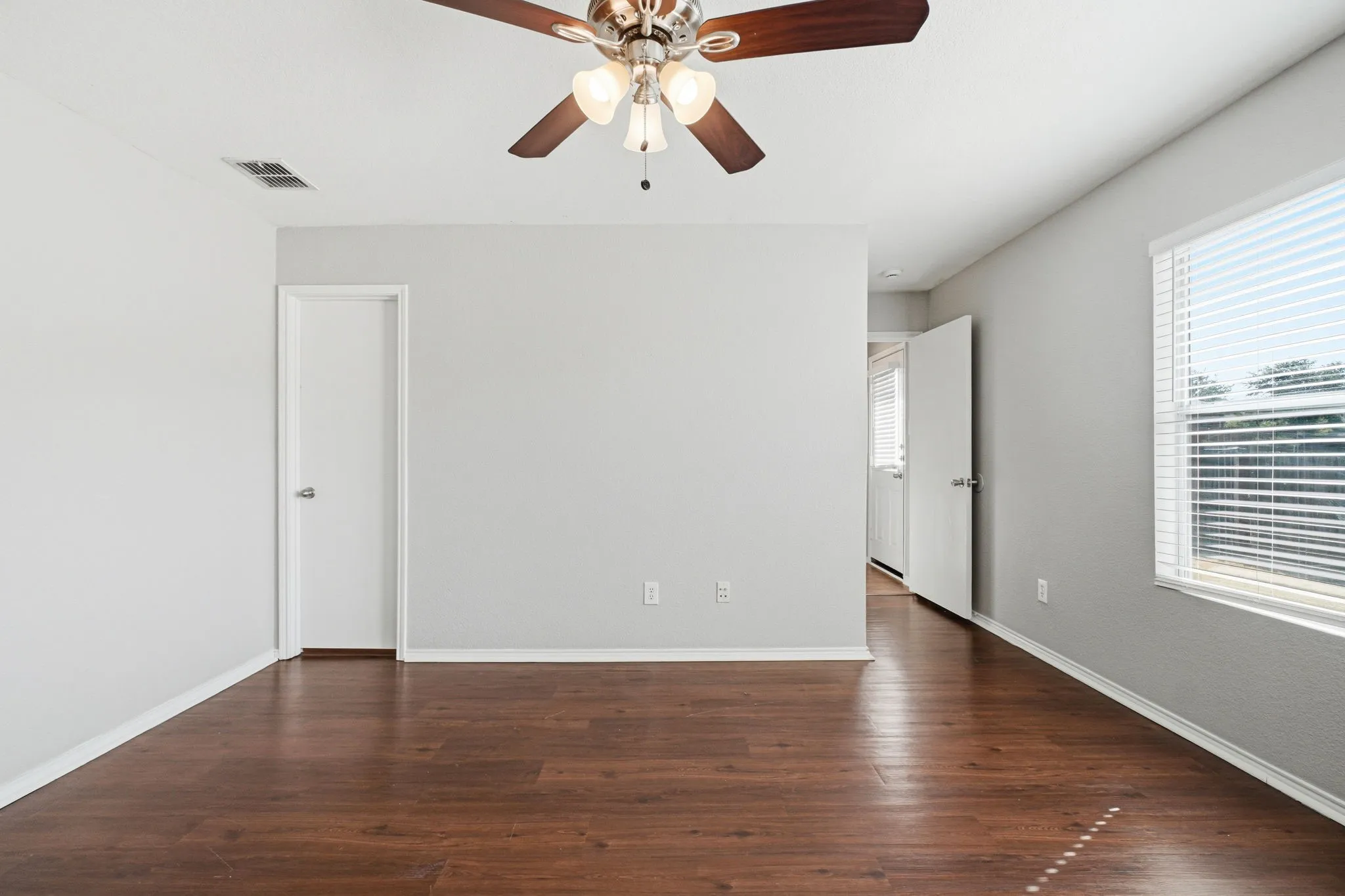 Single Family Residence For Sale in Kaufman County , 2002 Kickapoo Trail, Heartland, Texas 75126, 3 Bedroom, 2 Bathroom, 2 Garage spaces, 1,240 Sqft, built in 2006, mls#21362634, Real Estate Agent in Heartland, Homes For Sale in Kaufman county, Homes For Sale in Heartland, Realtor in Heartland Texas, Real Estate Brokerage Independent Realty Texas, Luminita Cordes Realtor