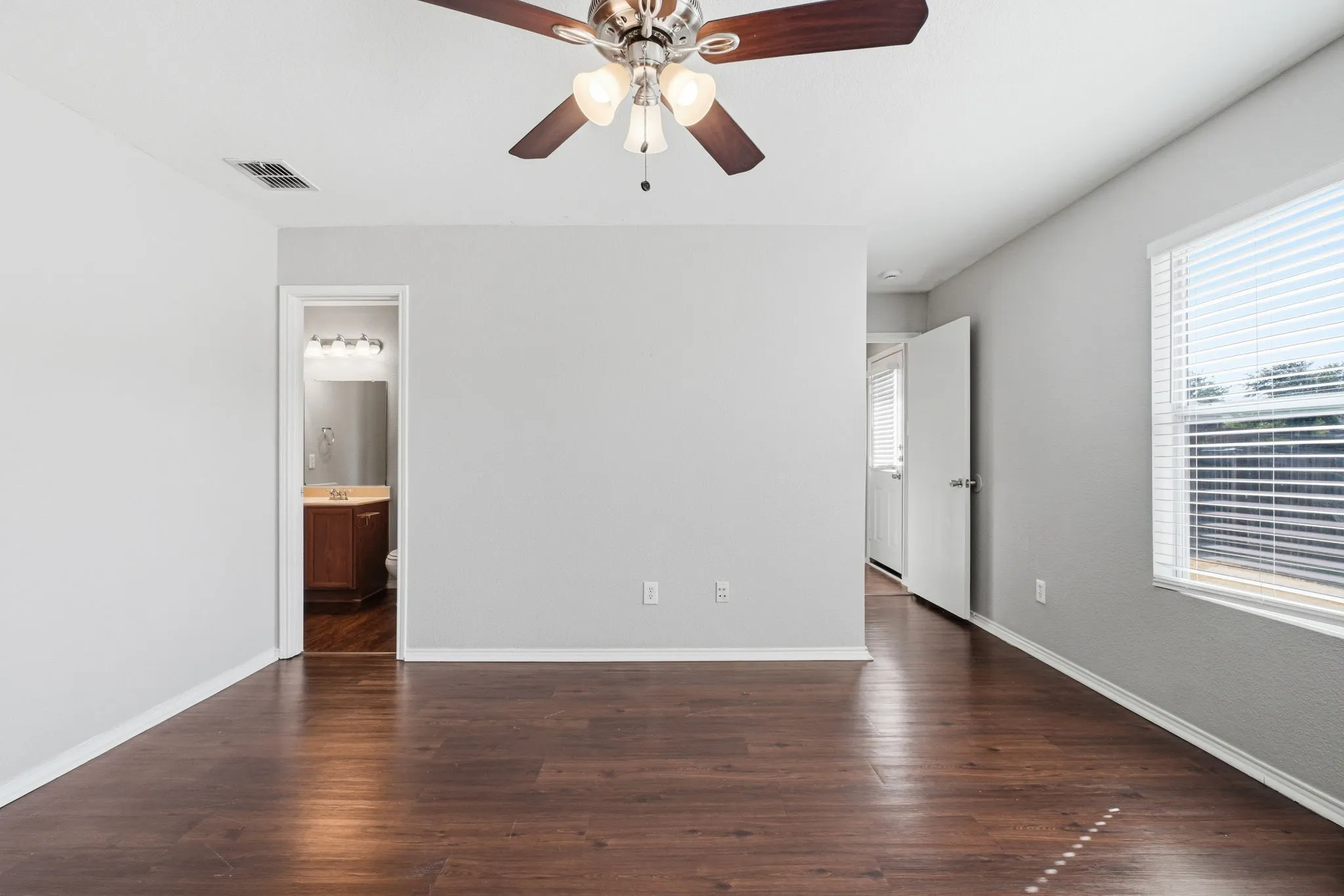 Single Family Residence For Sale in Kaufman County , 2002 Kickapoo Trail, Heartland, Texas 75126, 3 Bedroom, 2 Bathroom, 2 Garage spaces, 1,240 Sqft, built in 2006, mls#21362634, Real Estate Agent in Heartland, Homes For Sale in Kaufman county, Homes For Sale in Heartland, Realtor in Heartland Texas, Real Estate Brokerage Independent Realty Texas, Luminita Cordes Realtor