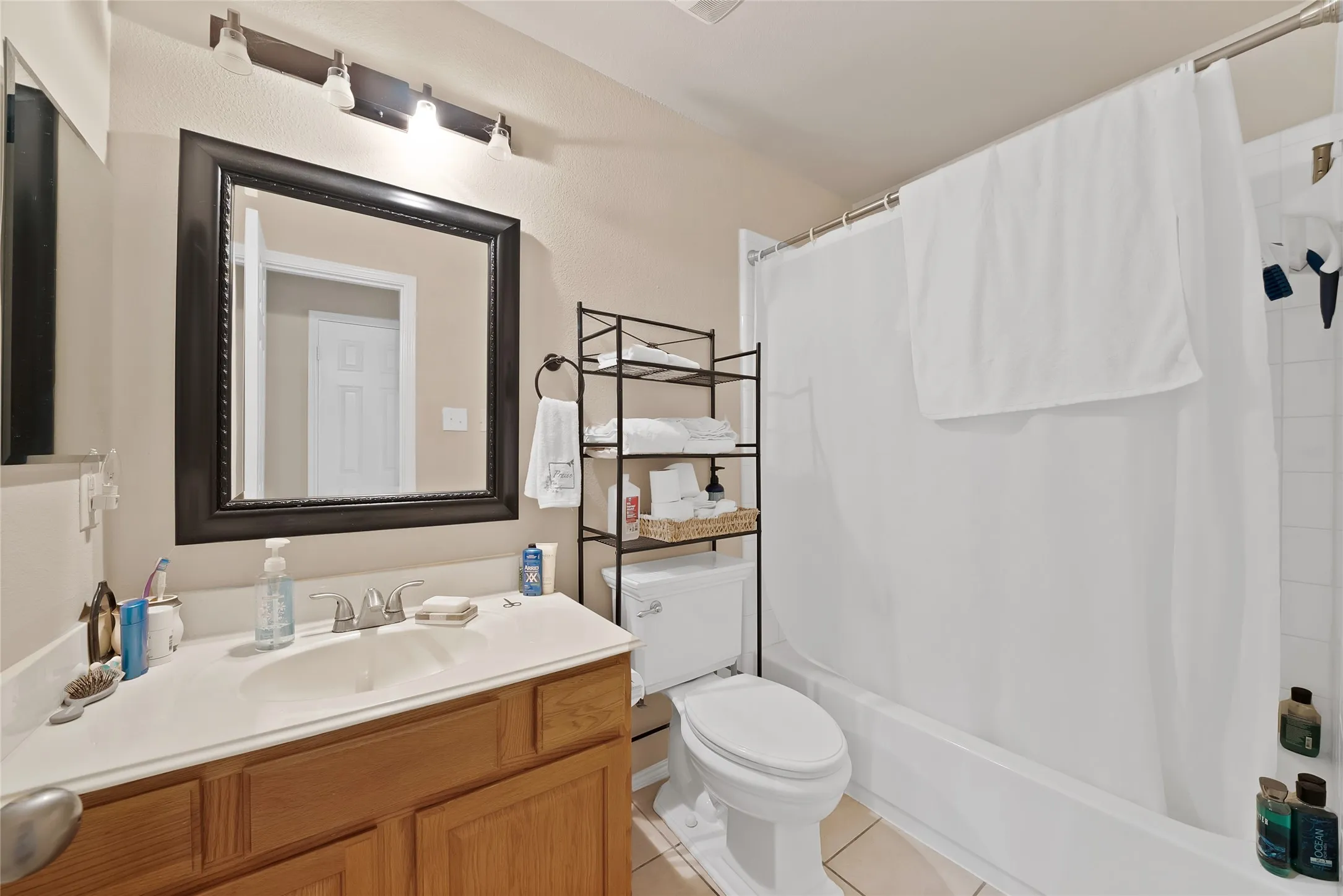 Single Family Residence For Sale in Denton County , 112 Blackforest Road, Krum, Texas 76249, 3 Bedroom, 2 Bathroom, 2 Garage spaces, 1,802 Sqft, built in 2005, mls#21361975, Real Estate Agent in Krum, Homes For Sale in Denton county, Homes For Sale in Krum, Realtor in Krum Texas, Real Estate Brokerage Independent Realty Texas, Luminita Cordes Realtor