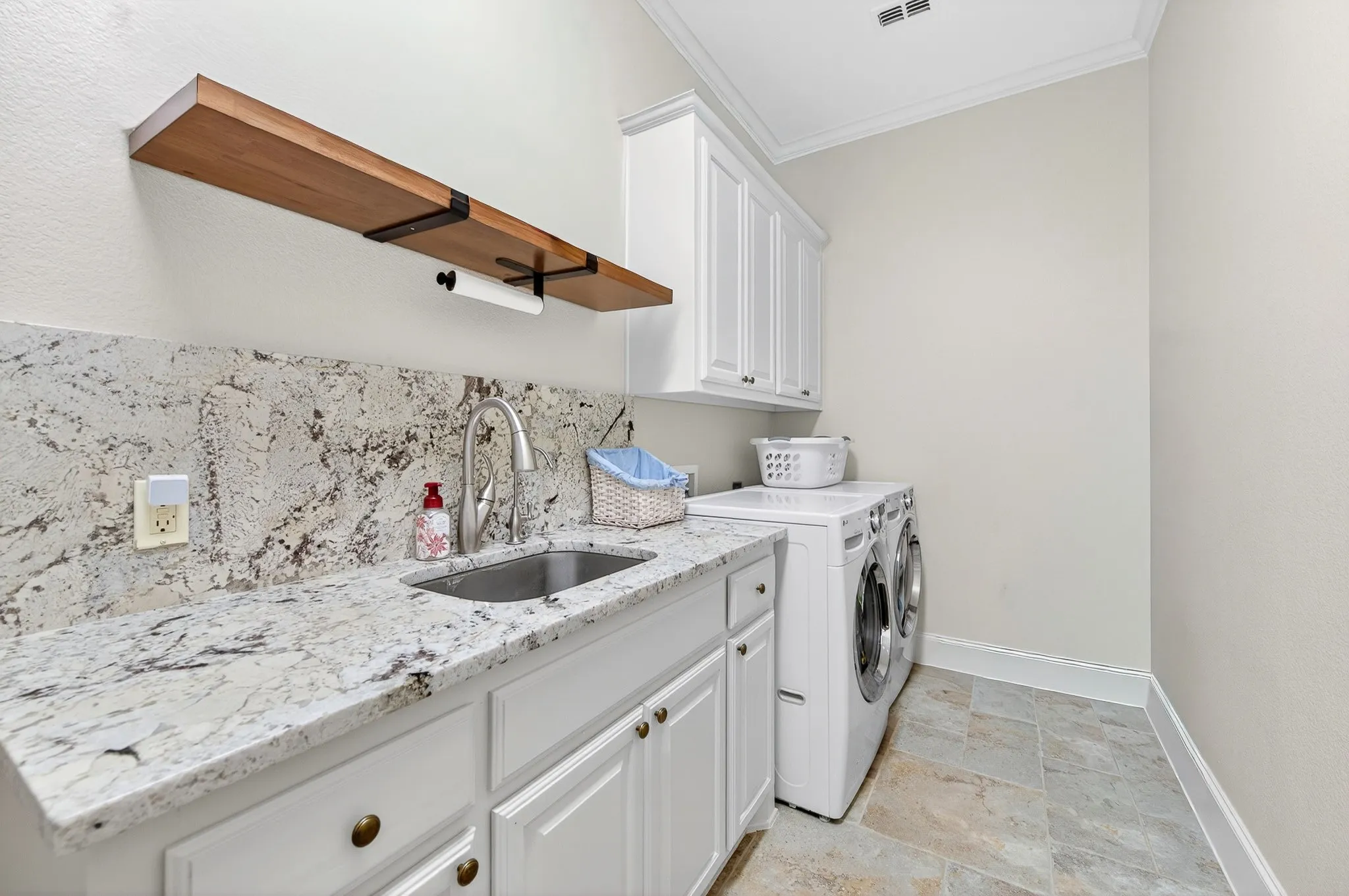 Single Family Residence For Sale in Dallas County , 3617 Vineyard Way, Farmers Branch, Texas 75234, 4 Bedroom, 5 Bathroom, 2 Garage spaces, 4,033 Sqft, built in 2007, mls#21363772, Real Estate Agent in Farmers Branch, Homes For Sale in Dallas county, Homes For Sale in Farmers Branch, Realtor in Farmers Branch Texas, Real Estate Brokerage Independent Realty Texas, Luminita Cordes Realtor