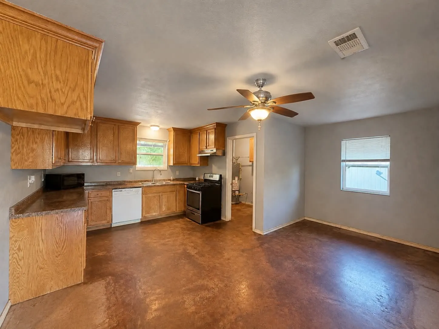 Single Family Residence For Sale in Fannin County , 702 Main Street, Windom, Texas 75492, 2 Bedroom, 2 Bathroom, 2 Garage spaces, 1,327 Sqft, built in 2018, Price $190,000, mls#21364164, Real Estate Agent in Windom, Homes For Sale in Fannin county, Homes For Sale in Windom, Realtor in Windom Texas, Real Estate Brokerage Independent Realty Texas, Luminita Cordes Realtor