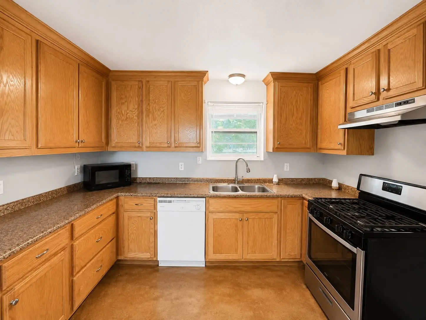 Single Family Residence For Sale in Fannin County , 702 Main Street, Windom, Texas 75492, 2 Bedroom, 2 Bathroom, 2 Garage spaces, 1,327 Sqft, built in 2018, Price $190,000, mls#21364164, Real Estate Agent in Windom, Homes For Sale in Fannin county, Homes For Sale in Windom, Realtor in Windom Texas, Real Estate Brokerage Independent Realty Texas, Luminita Cordes Realtor