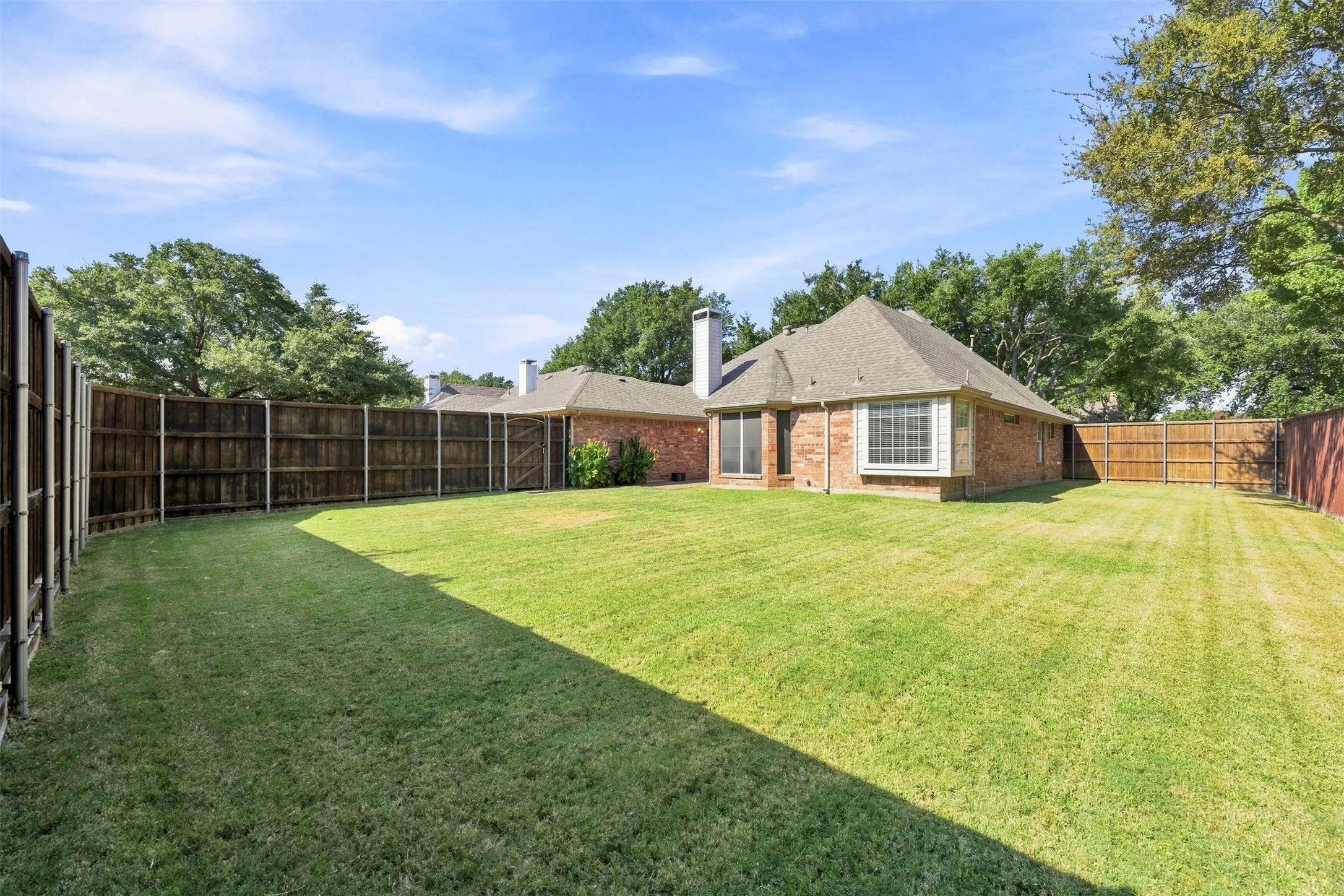 Single Family Residence For Sale in Dallas County , 2910 Live Oak Drive, Rowlett, Texas 75088, 3 Bedroom, 2 Bathroom, 2 Garage spaces, 2,307 Sqft, built in 1993, mls#21360520, Real Estate Agent in Rowlett, Homes For Sale in Dallas county, Homes For Sale in Rowlett, Realtor in Rowlett Texas, Real Estate Brokerage Independent Realty Texas, Luminita Cordes Realtor