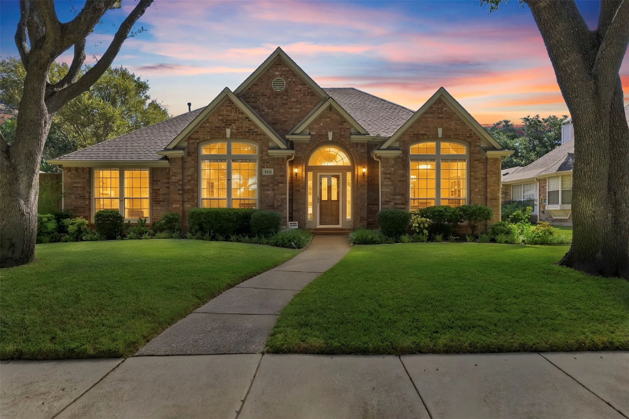 Single Family Residence For Sale in Dallas County , 2910 Live Oak Drive, Rowlett, Texas 75088, 3 Bedroom, 2 Bathroom, 2 Garage spaces, 2,307 Sqft, built in 1993, mls#21360520, Real Estate Agent in Rowlett, Homes For Sale in Dallas county, Homes For Sale in Rowlett, Realtor in Rowlett Texas, Real Estate Brokerage Independent Realty Texas, Luminita Cordes Realtor