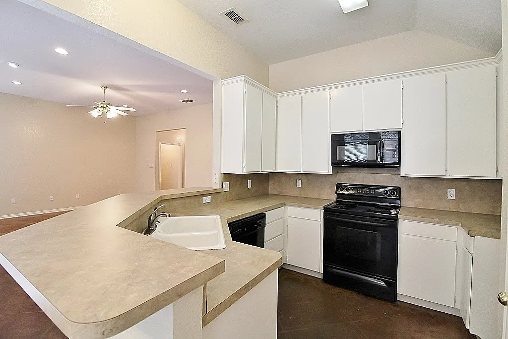 Single Family Residence For Rent in Parker County , 302 Aspen Court W, Aledo, Texas 76008, 4 Bedroom, 2 Bathroom, 2 Garage spaces, 1,666 Sqft, built in 2003, mls#21364183, Real Estate Agent in Aledo, Homes For Rent in Parker county, Homes For Rent in Aledo, Realtor in Aledo Texas, Real Estate Brokerage Independent Realty Texas, Luminita Cordes Realtor